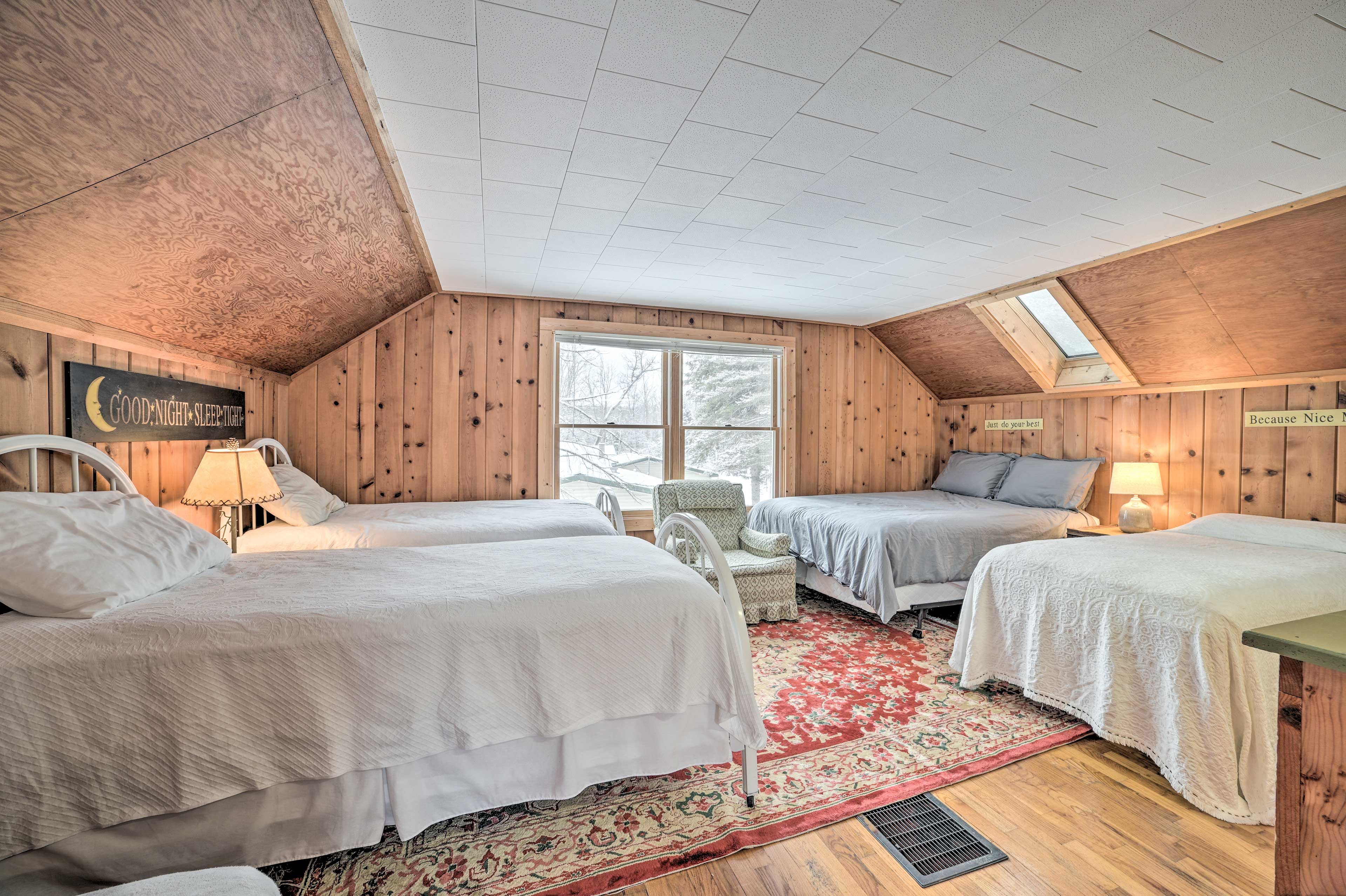 Bedroom 3 | Queen Bed, 5 Twin Beds