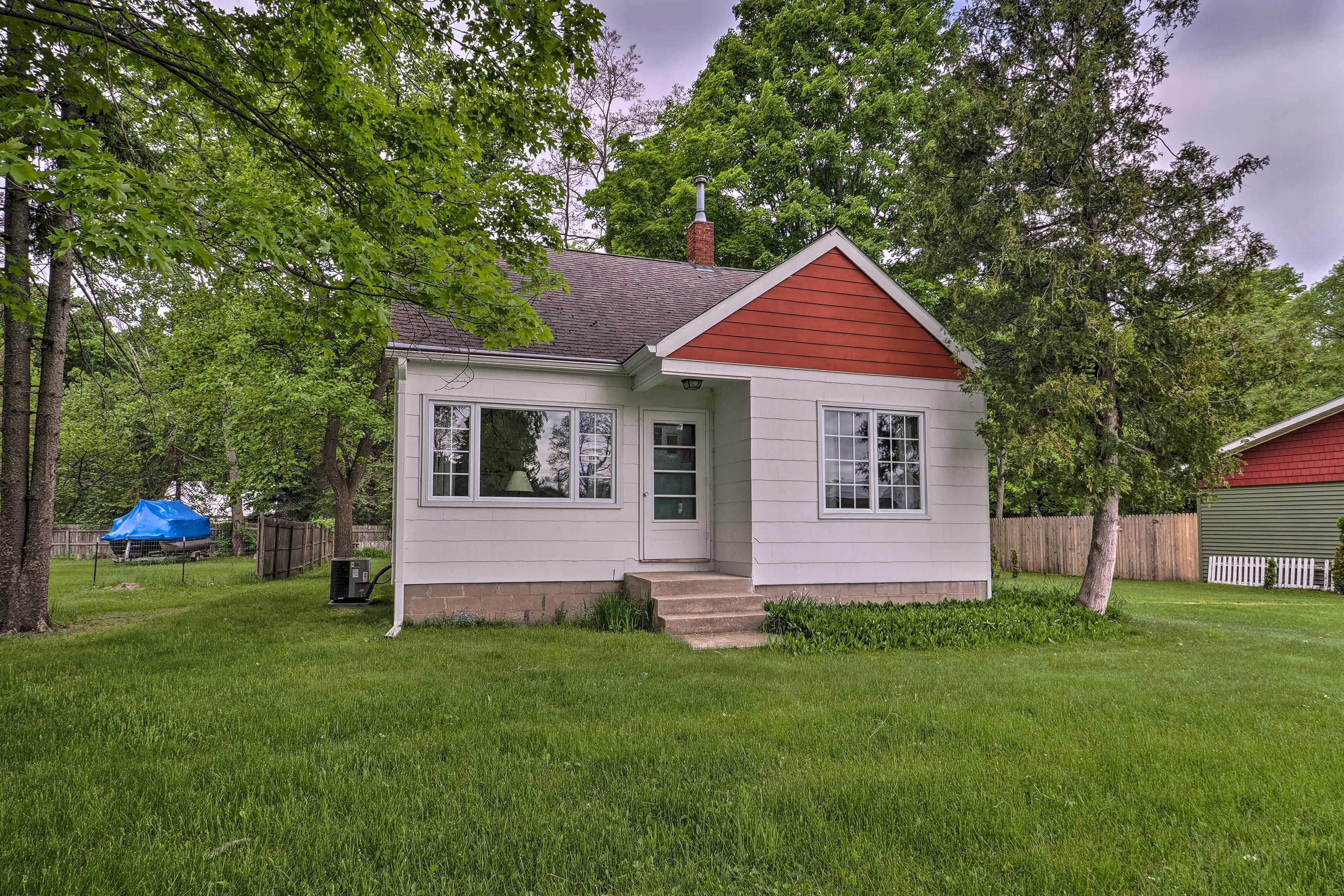 Home Exterior | Parking | Driveway (2 Vehicles)