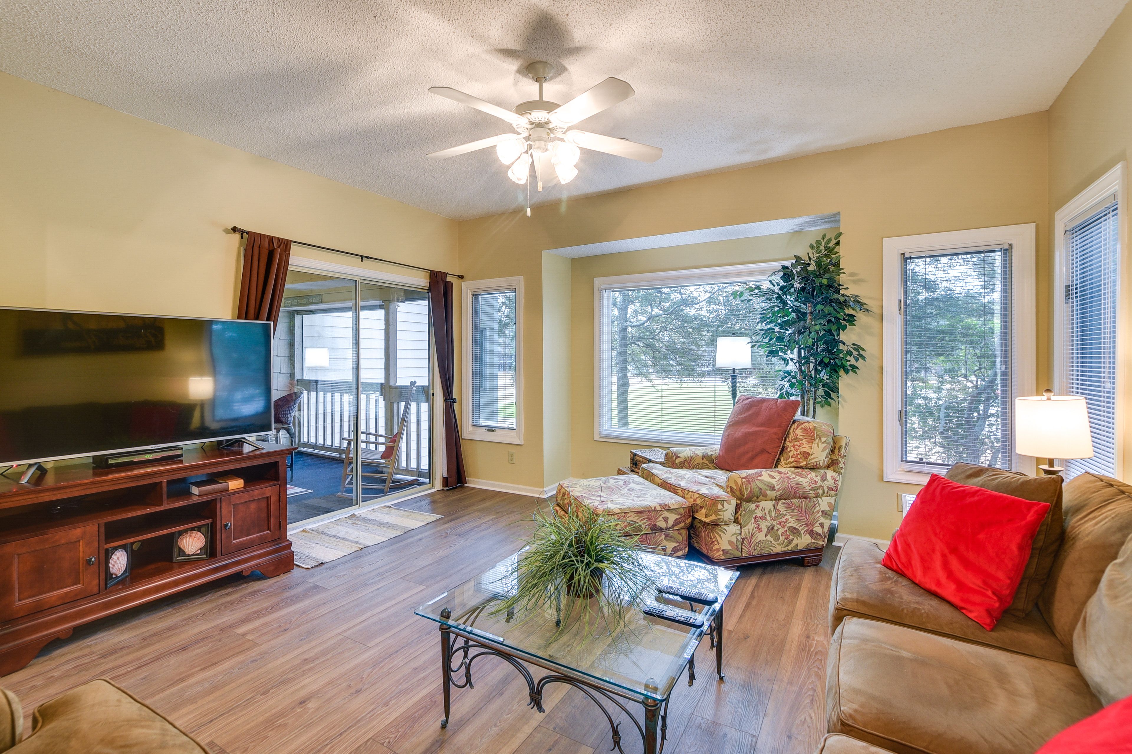 Living Room | Smart TV w/ Cable | Central A/C & Heating