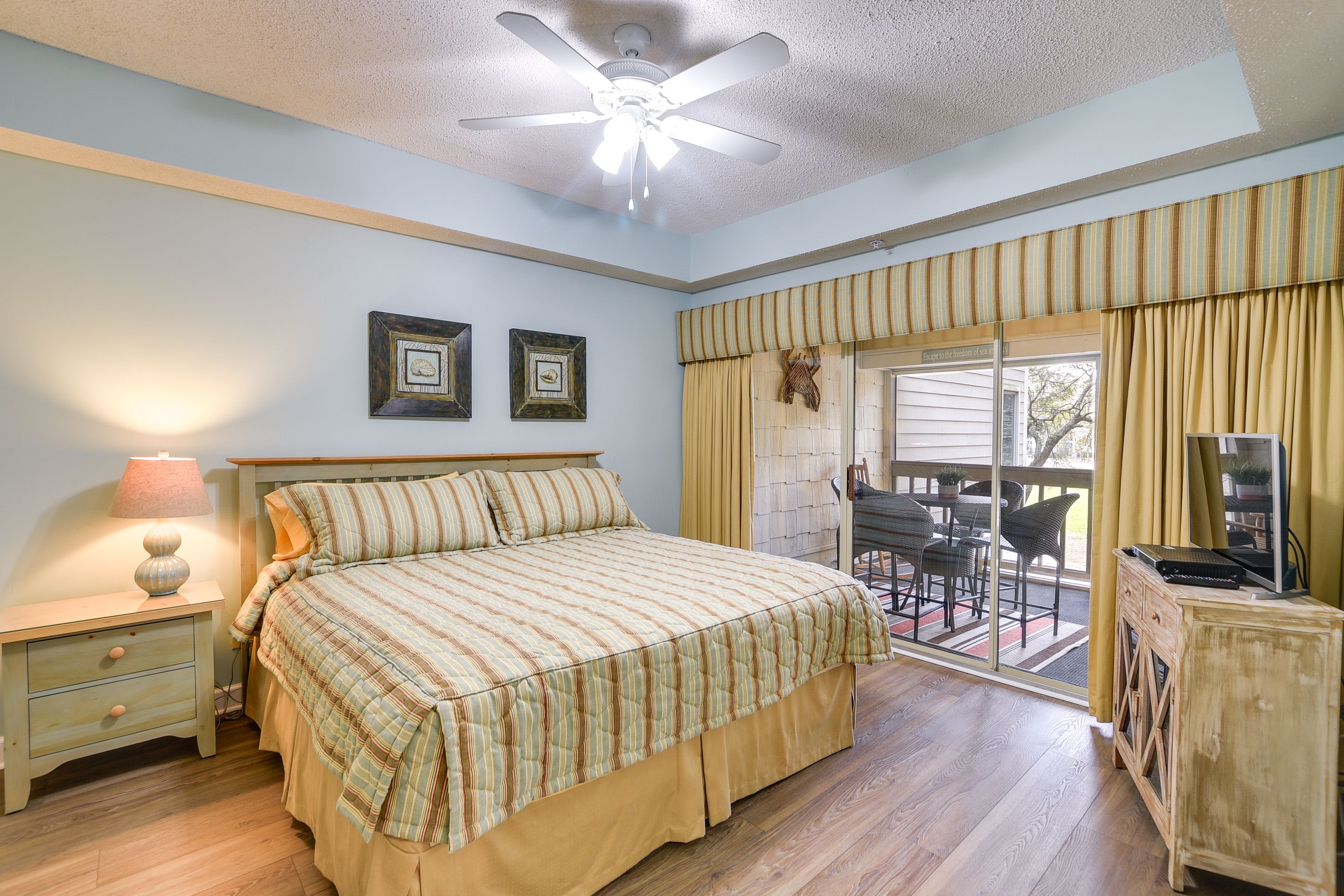 Bedroom 1 | King Bed | Main Floor