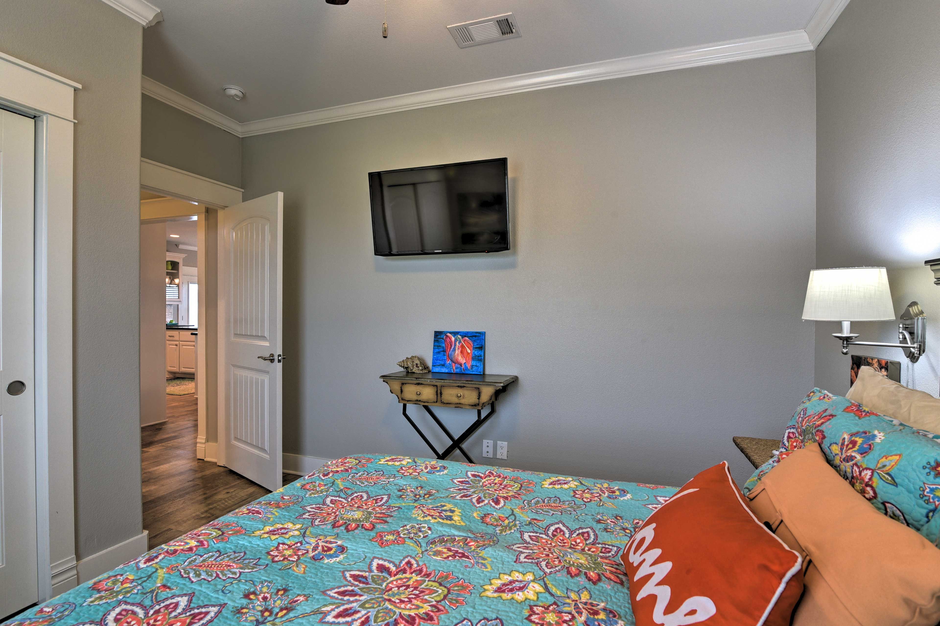 Bedroom 2 | Smart TV w/ Cable
