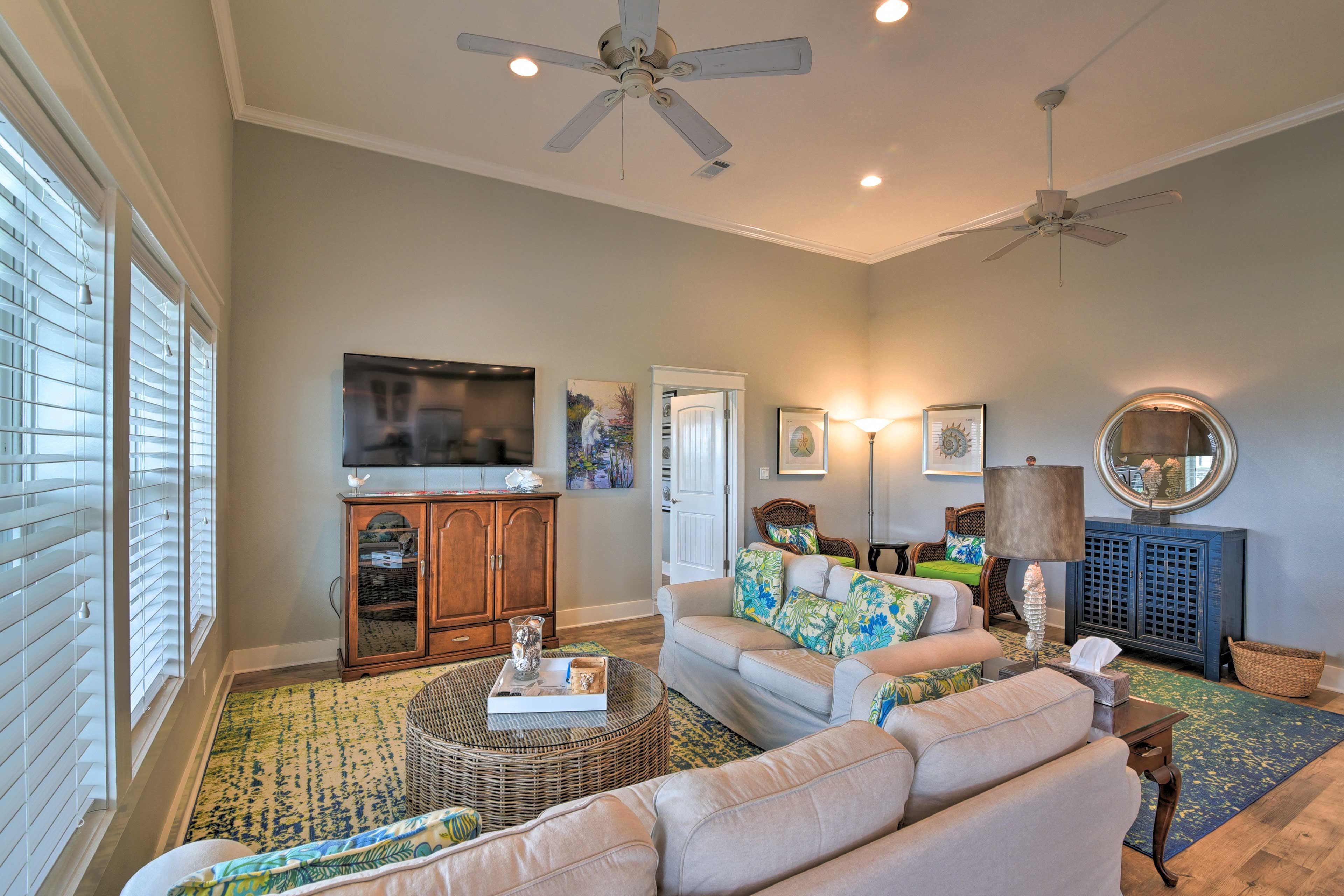 Living Room | Smart TV w/ Cable