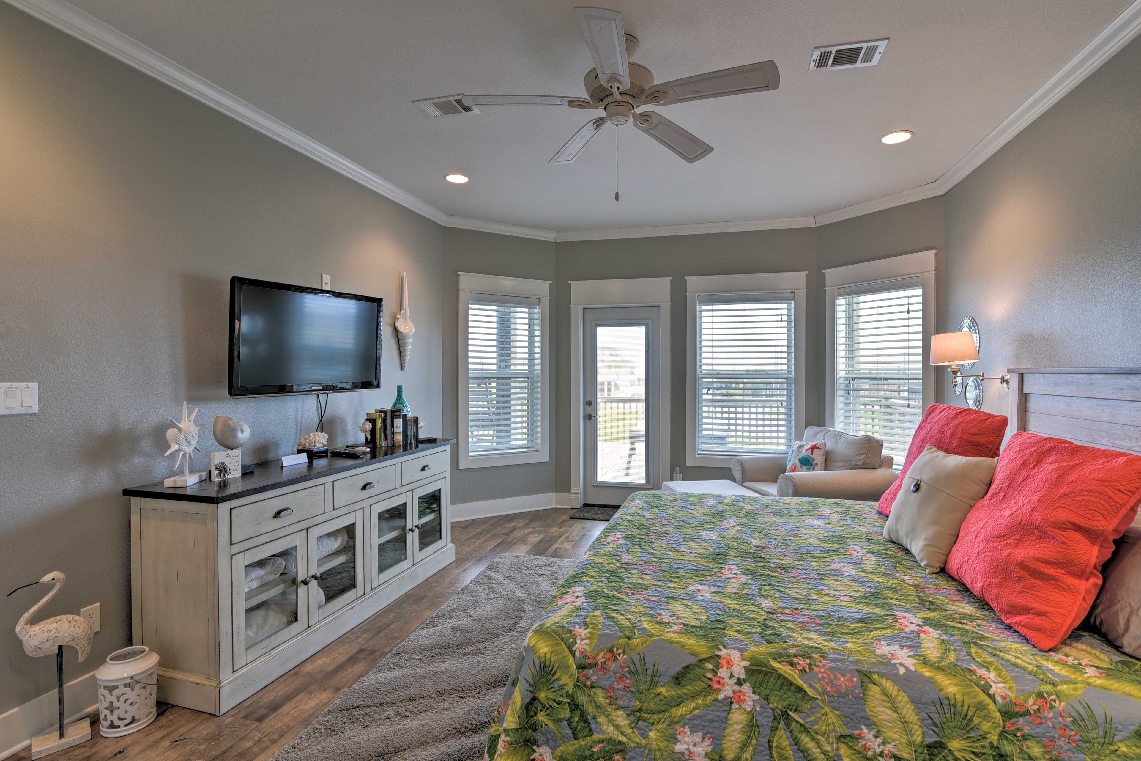 Bedroom 1 | Smart TV w/ Cable