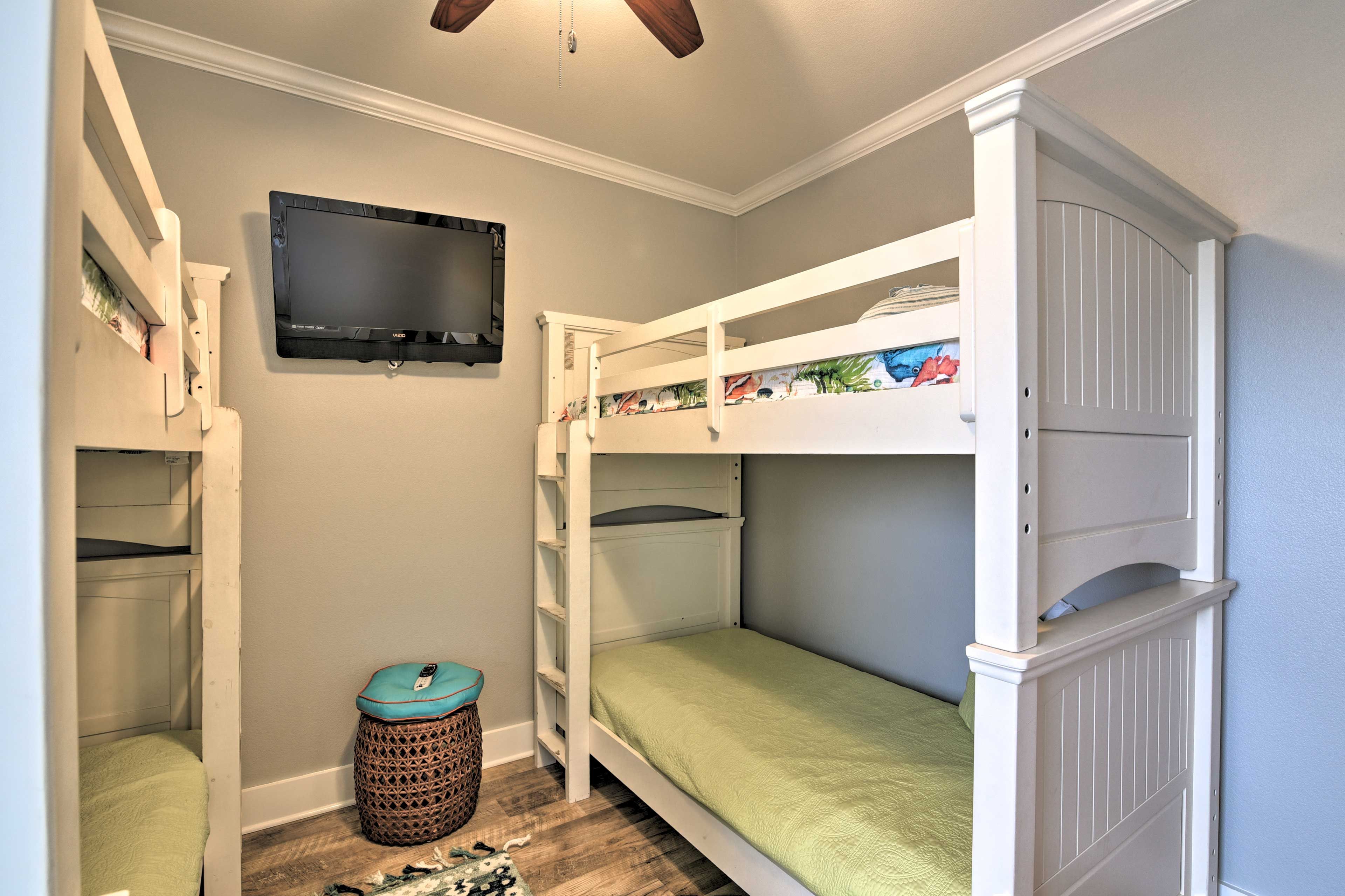 Bedroom 3 | Smart TV w/ Cable