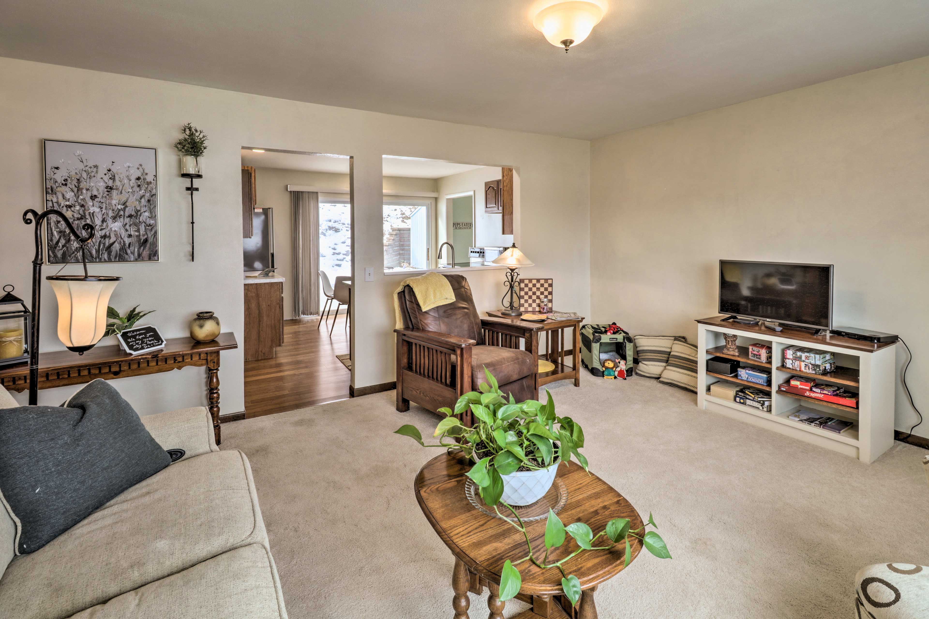 Living Room | Free WiFi | Smart TV w/ Cable