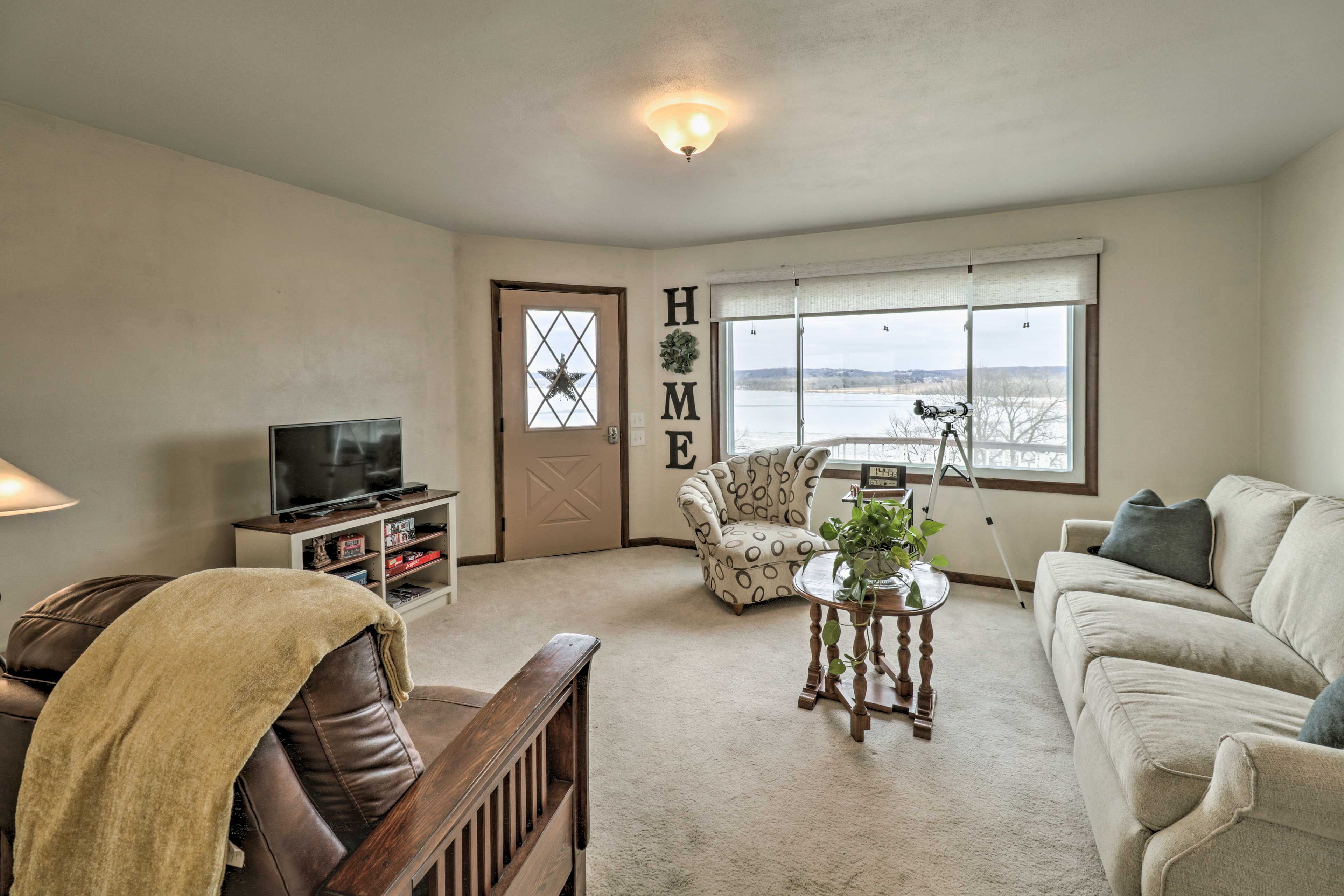 Peoria Heights Vacation Rental | 3BR | 2BA | Half-Step Required | 1,000 Sq Ft