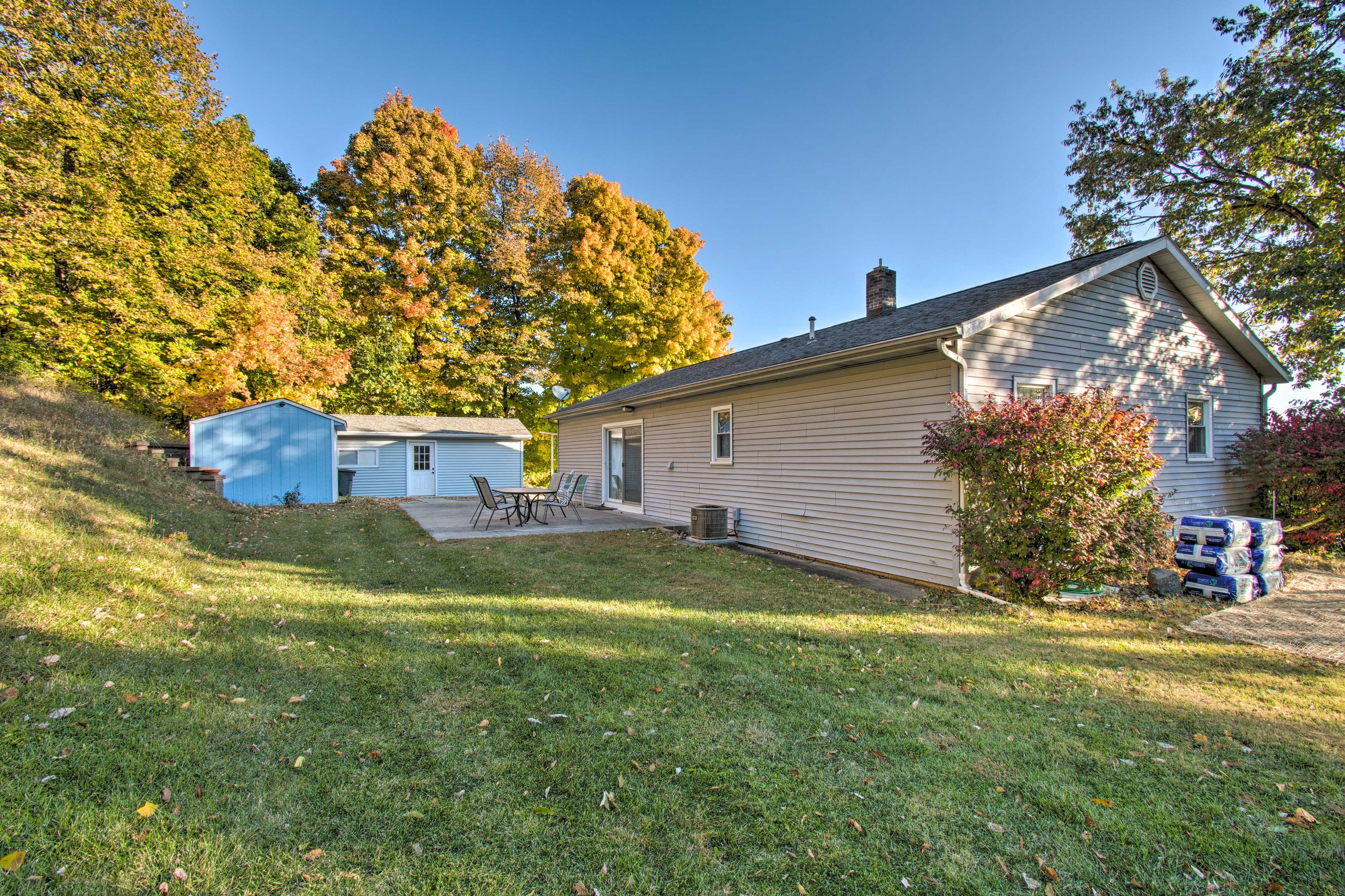 Private Yard | Outdoor Dining | Fire Pit