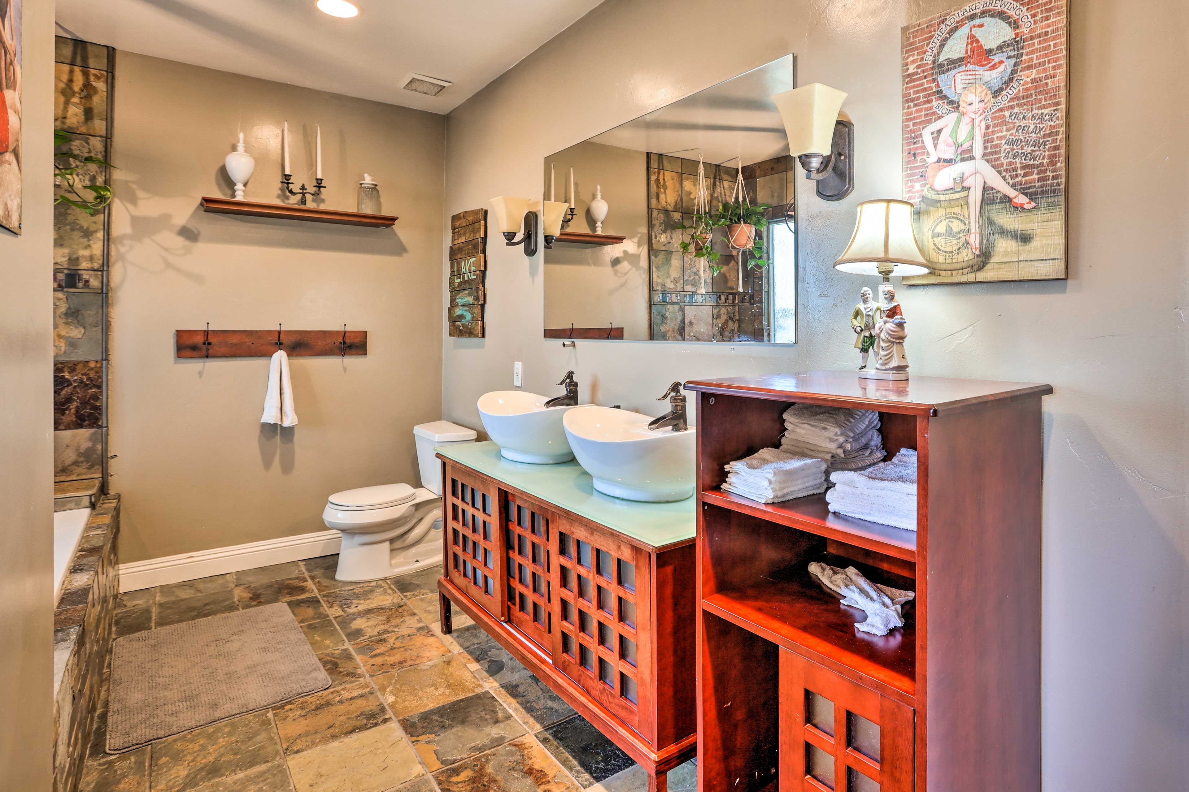 En-Suite Bathroom | Linens & Towels Provided