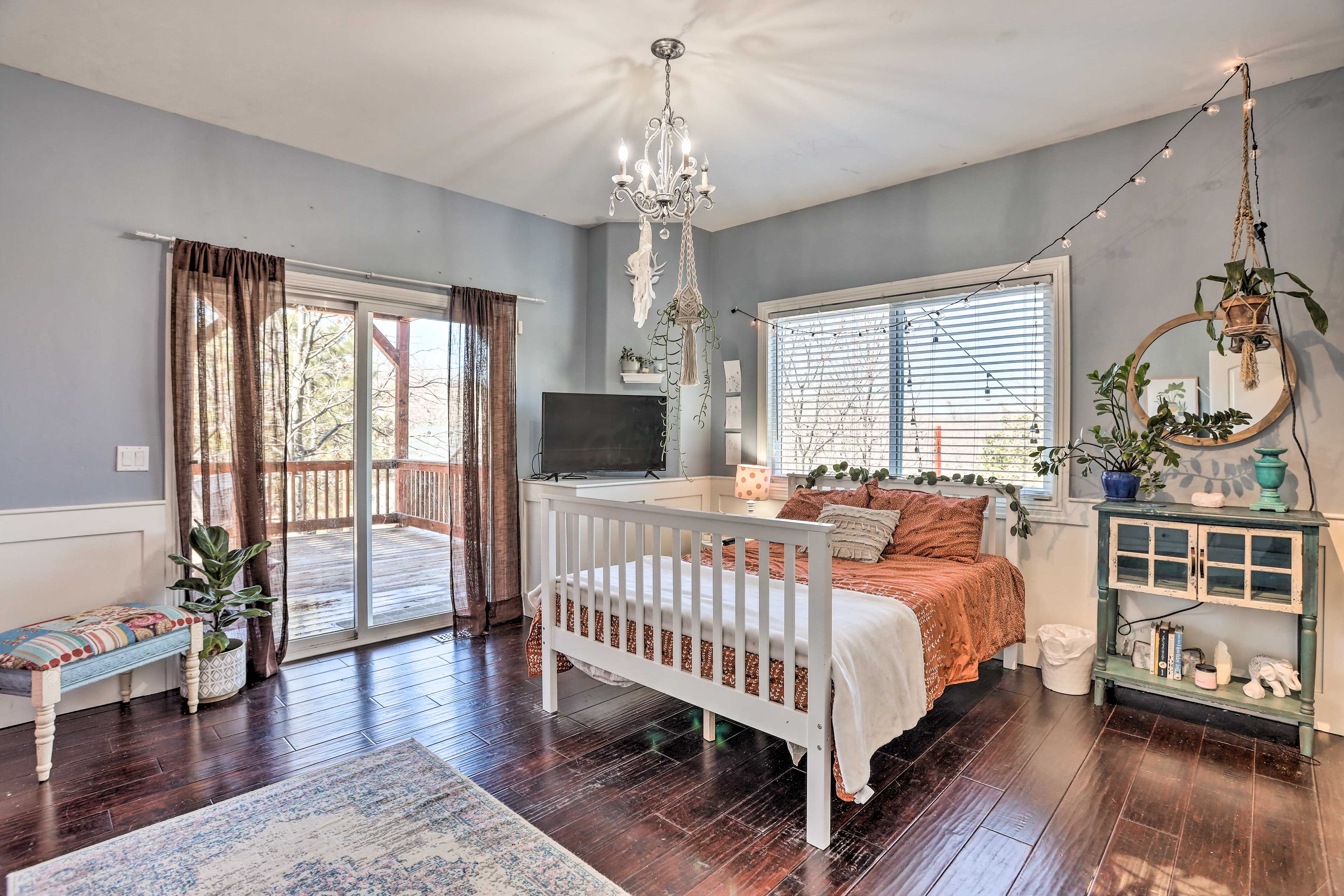 Bedroom 2 | Bottom Floor | Queen Bed