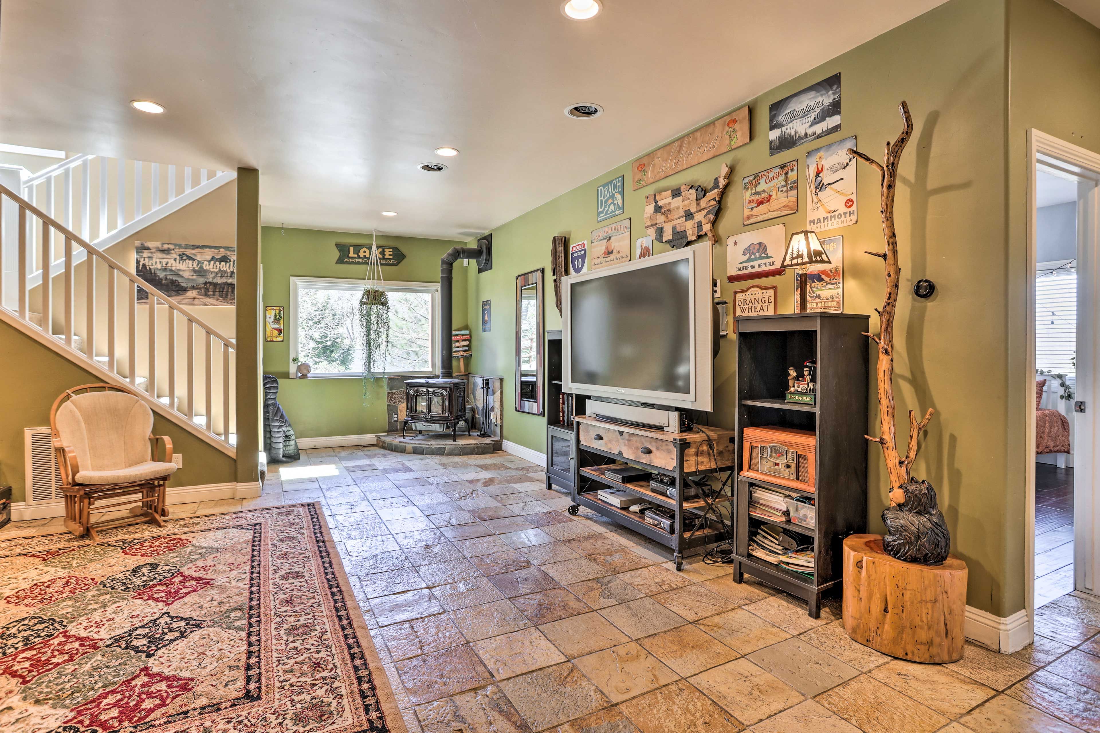 Downstairs Living Room | Free WiFi
