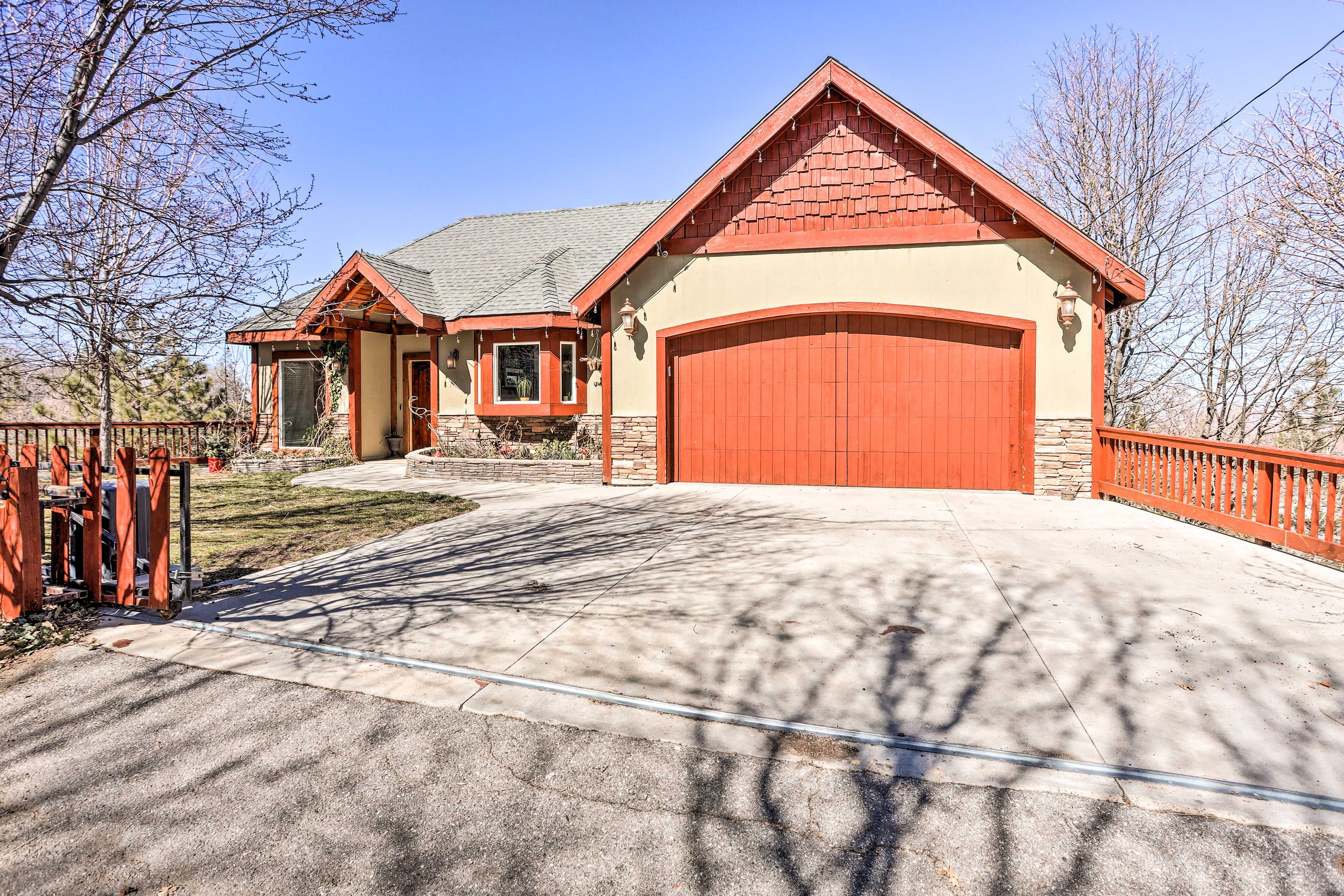 Parking | Driveway (2 Vehicles) | Garage (2 Vehicles)