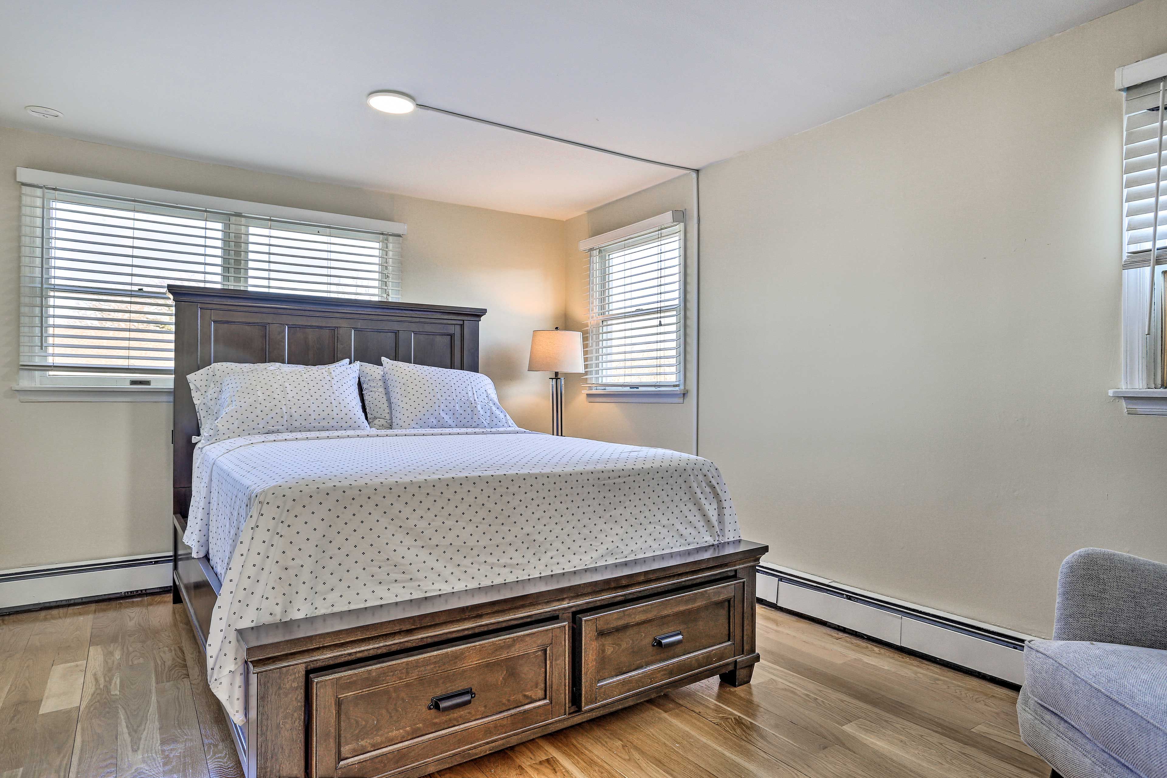 Bedroom | Queen Bed | 2nd Floor