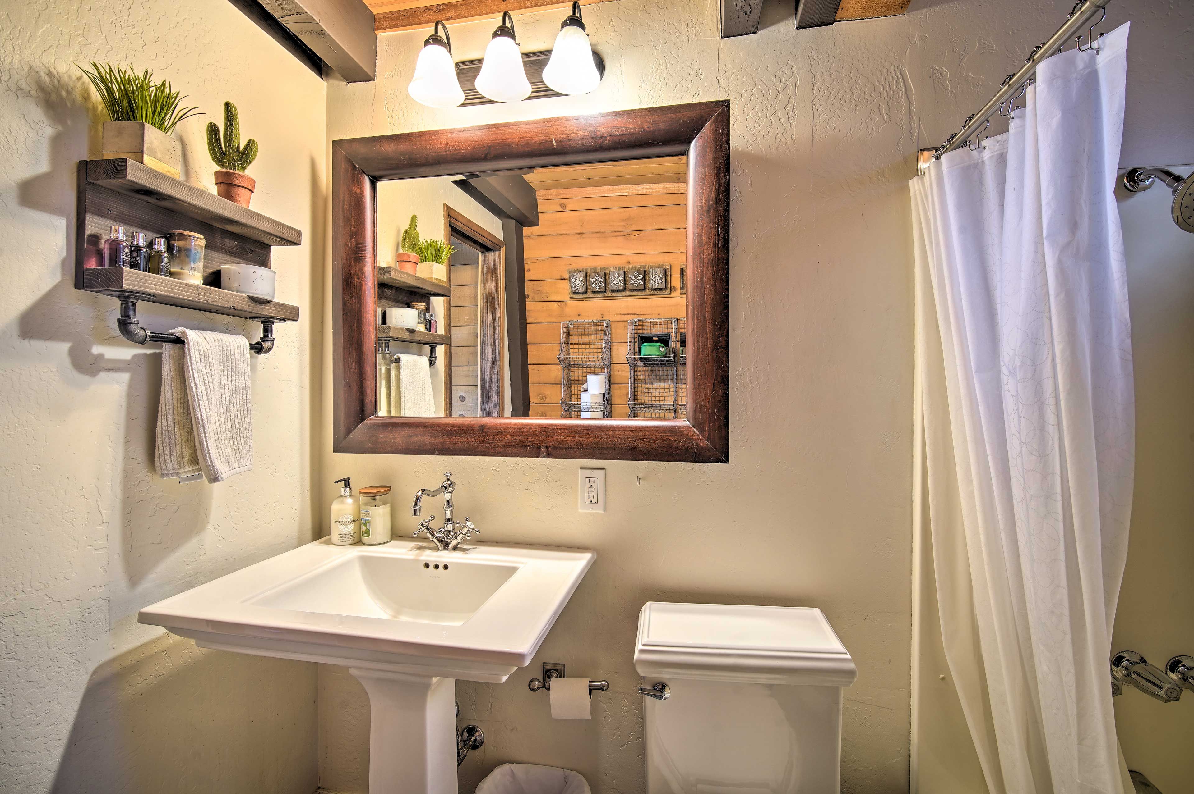 Bathroom | Towels Provided | Complimentary Toiletries | Hair Dryer