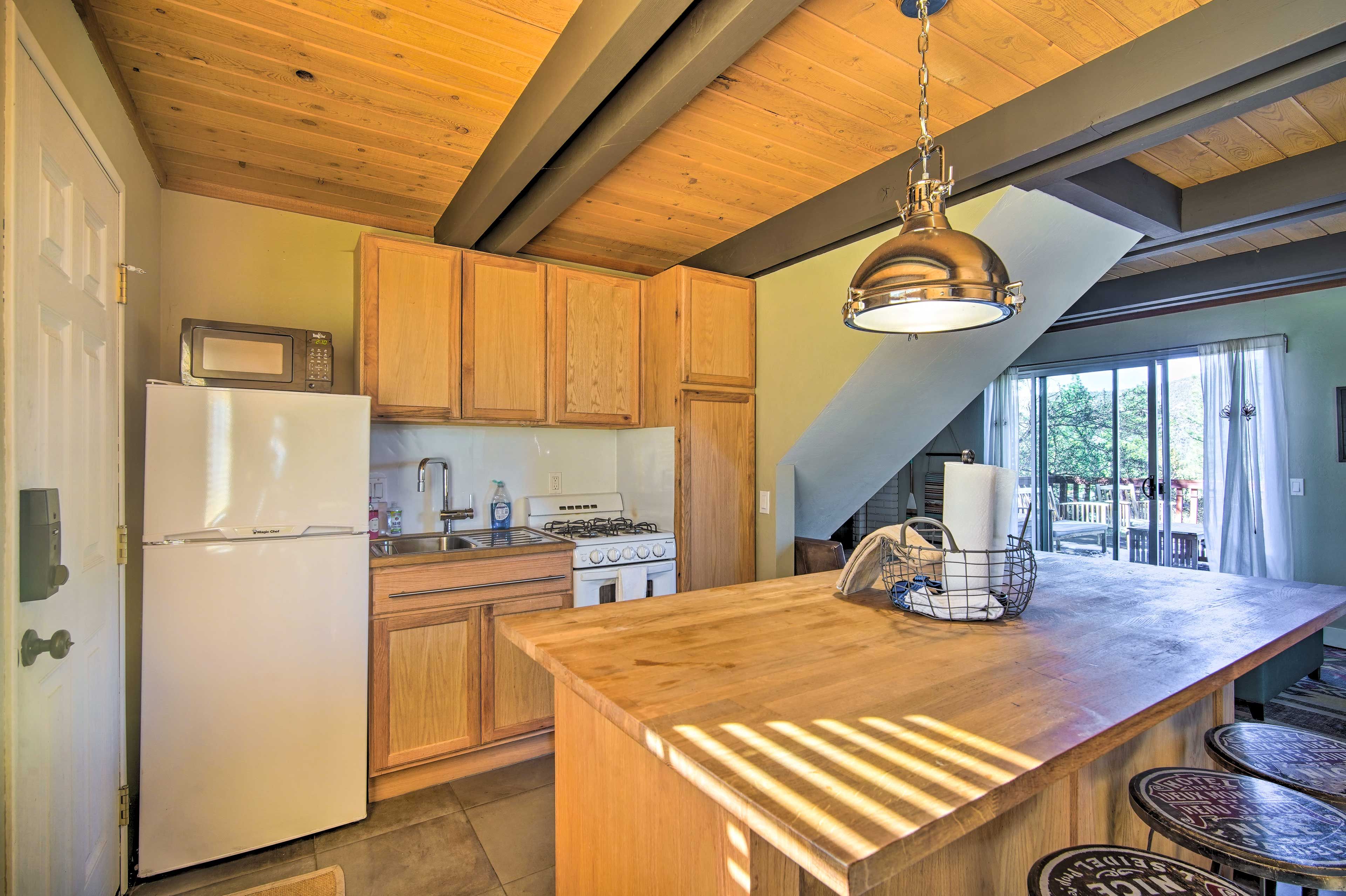 Kitchen | Paper Towels/Trash Bags Provided