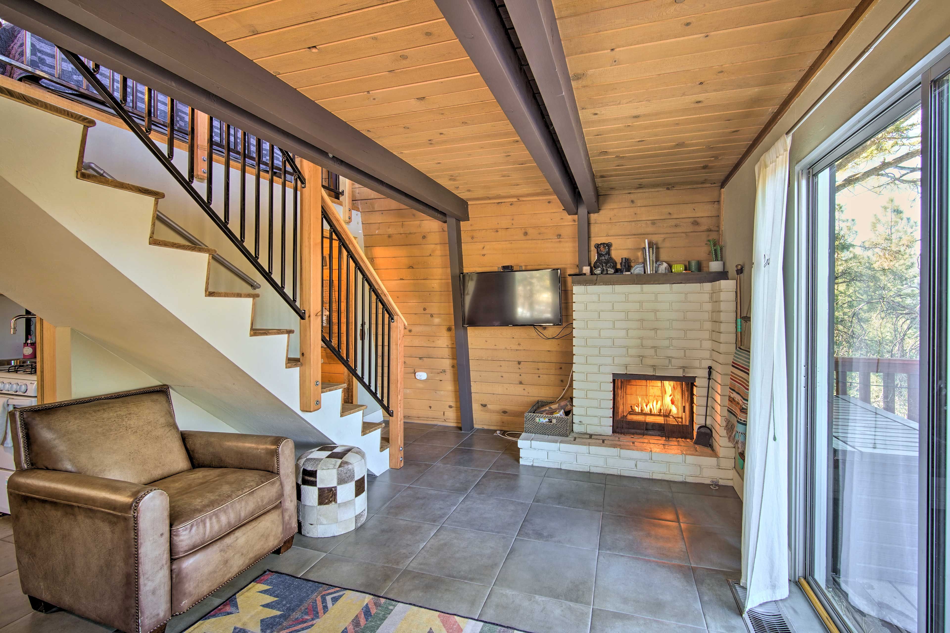 Living Room | Smart TV | Fireplace