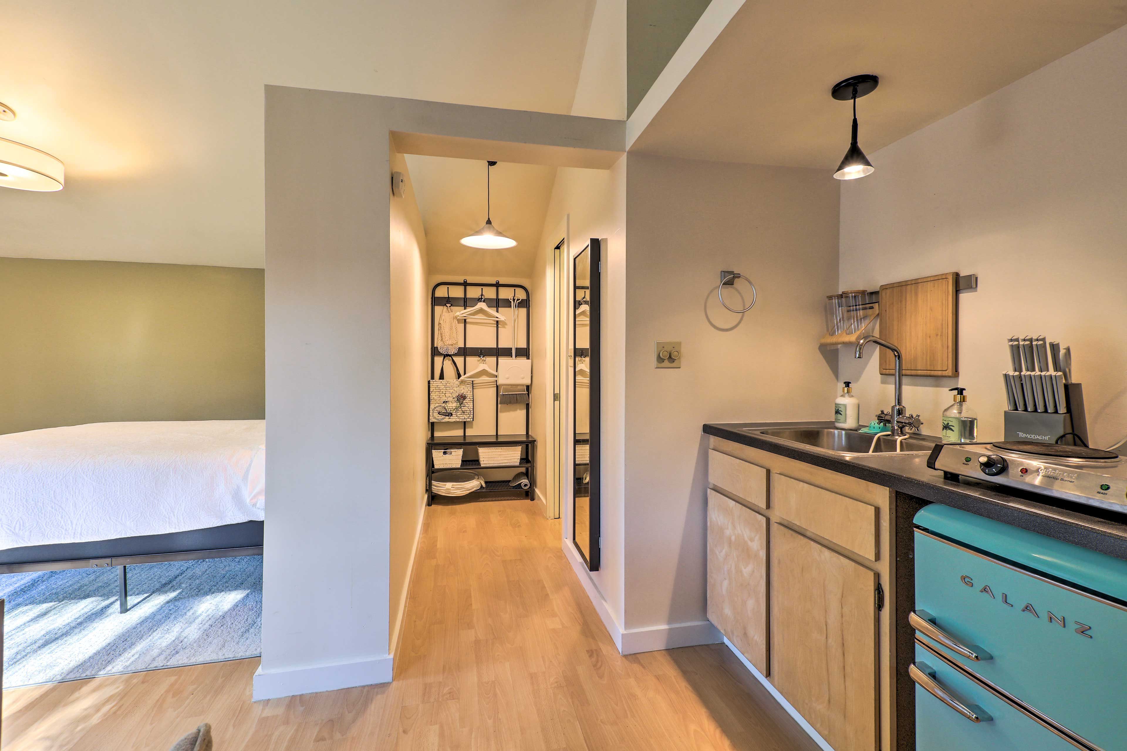 Kitchenette | Access to Full Bathroom