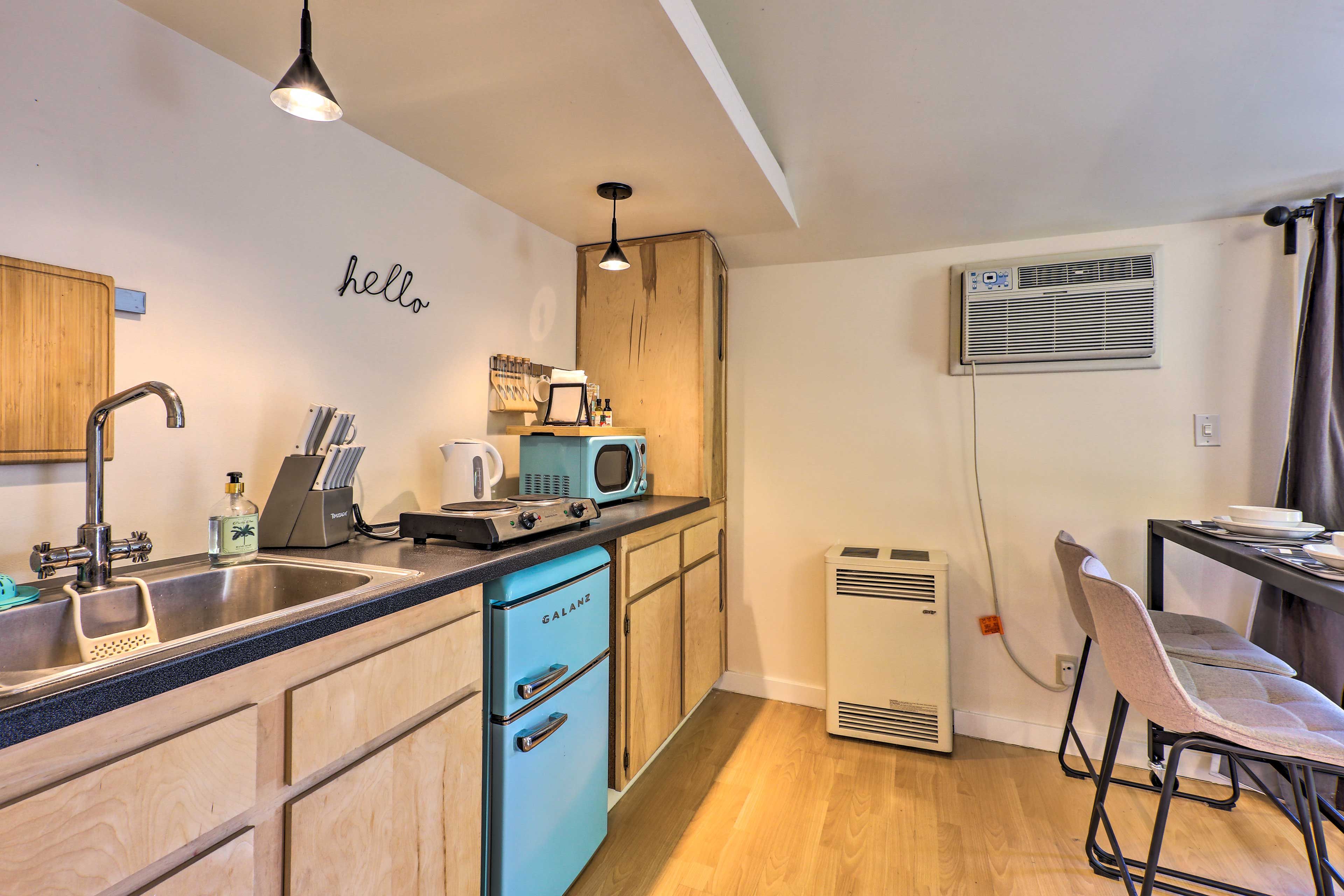 Kitchenette | Electric Cooktop | Trash Bags/Paper Towels