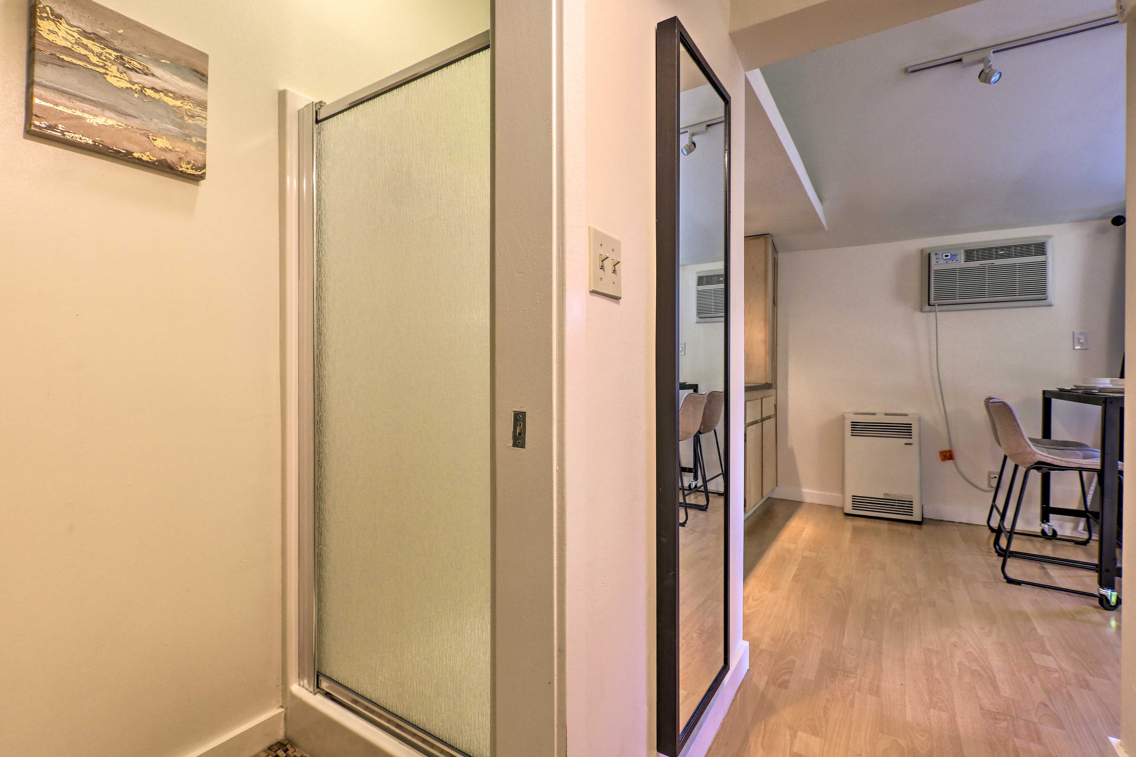 Full Bathroom | Complimentary Toiletries