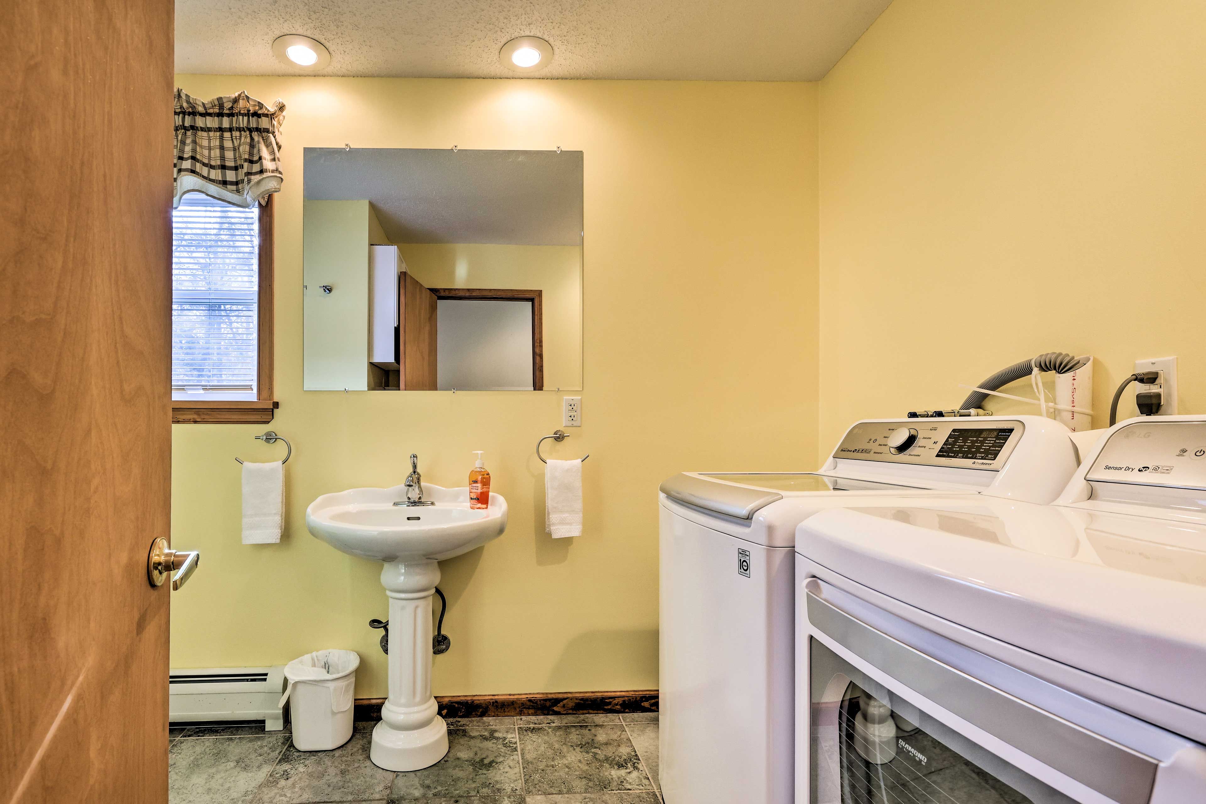 Half Bathroom w/ Washer/Dryer