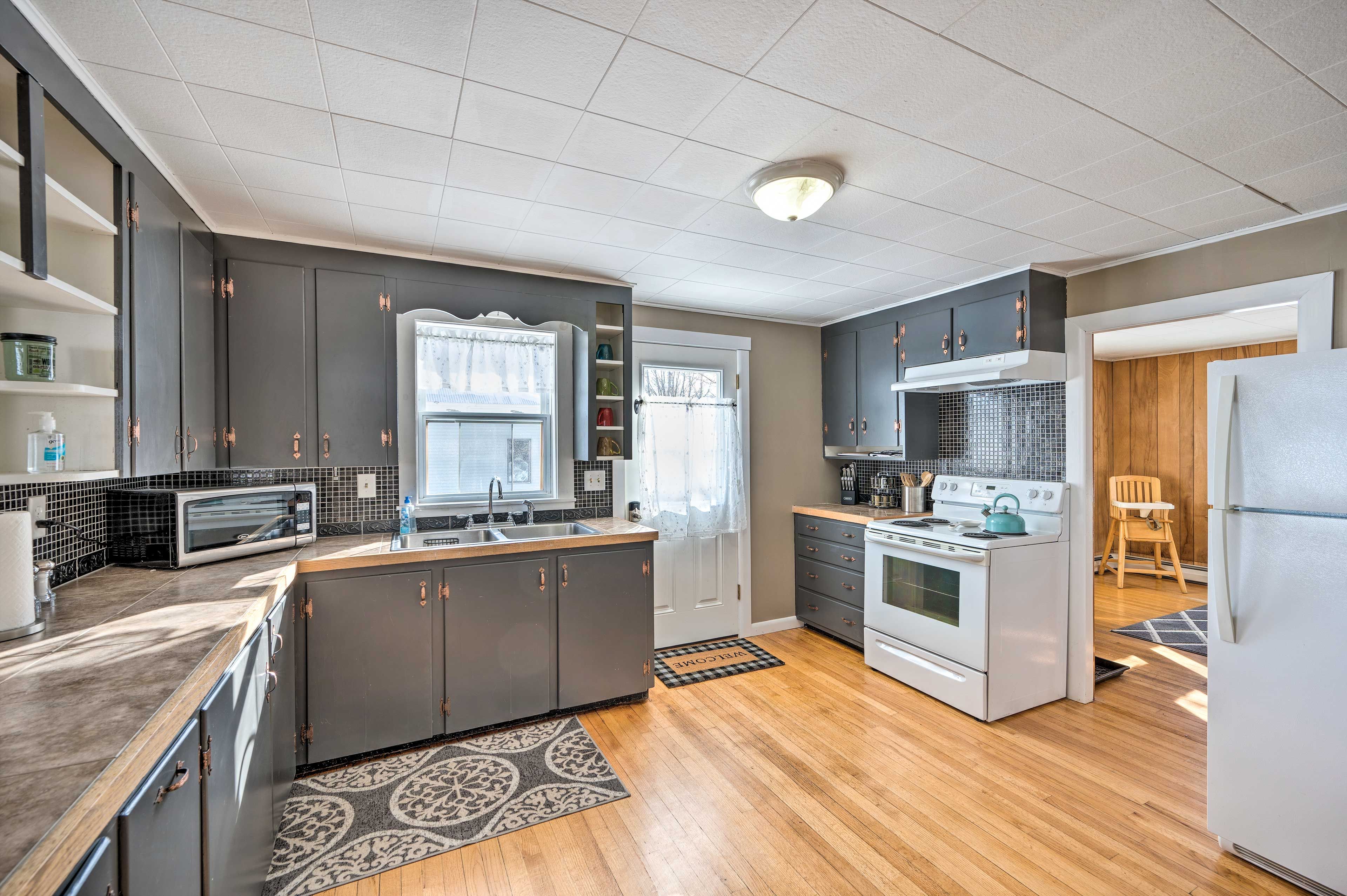 Kitchen | Crockpot | Knife Set | Bakeware | Spices | Cooking Oil | Dish Soap