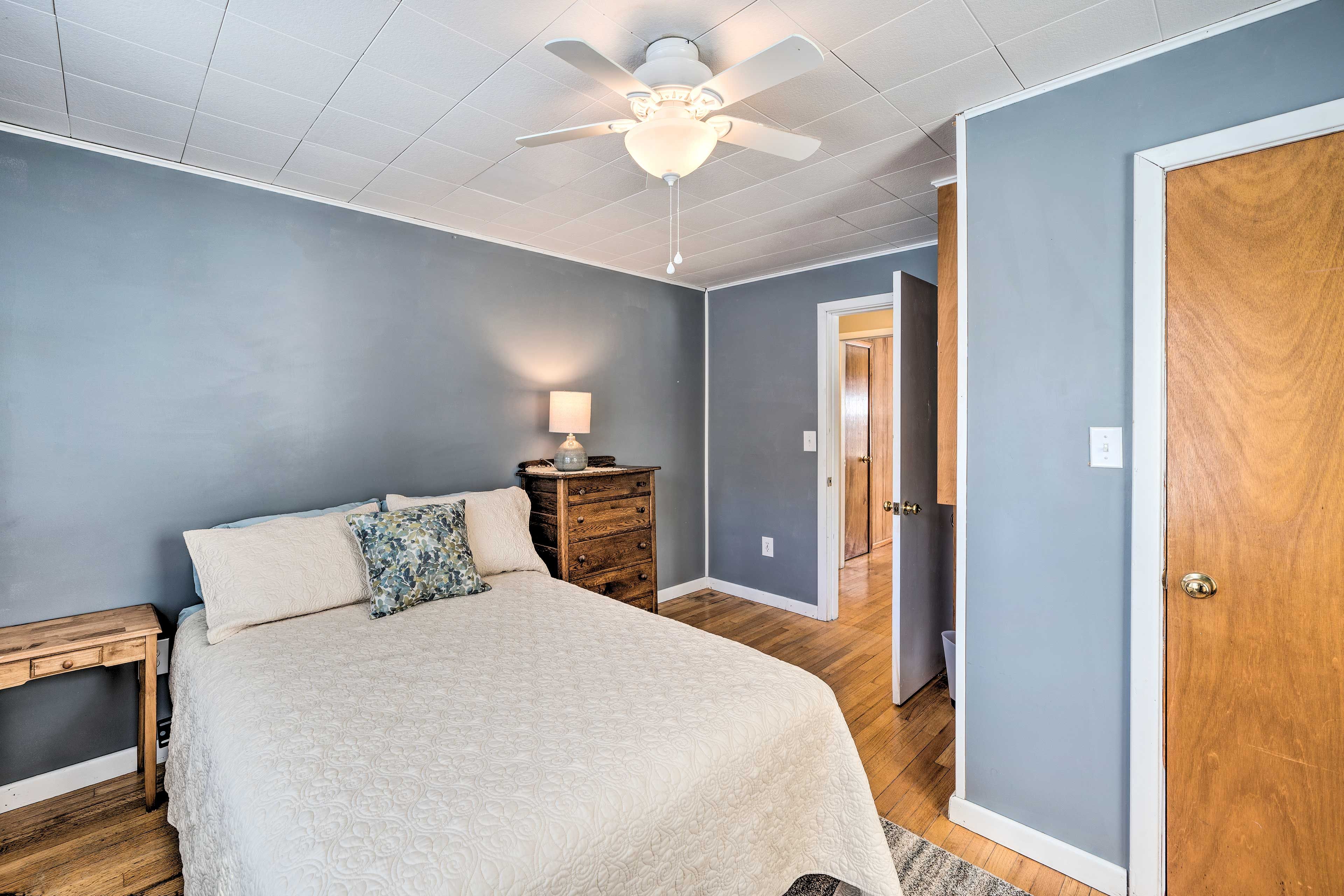 Bedroom 1 | Queen Bed | Main Floor | No Additional Stairs to Access