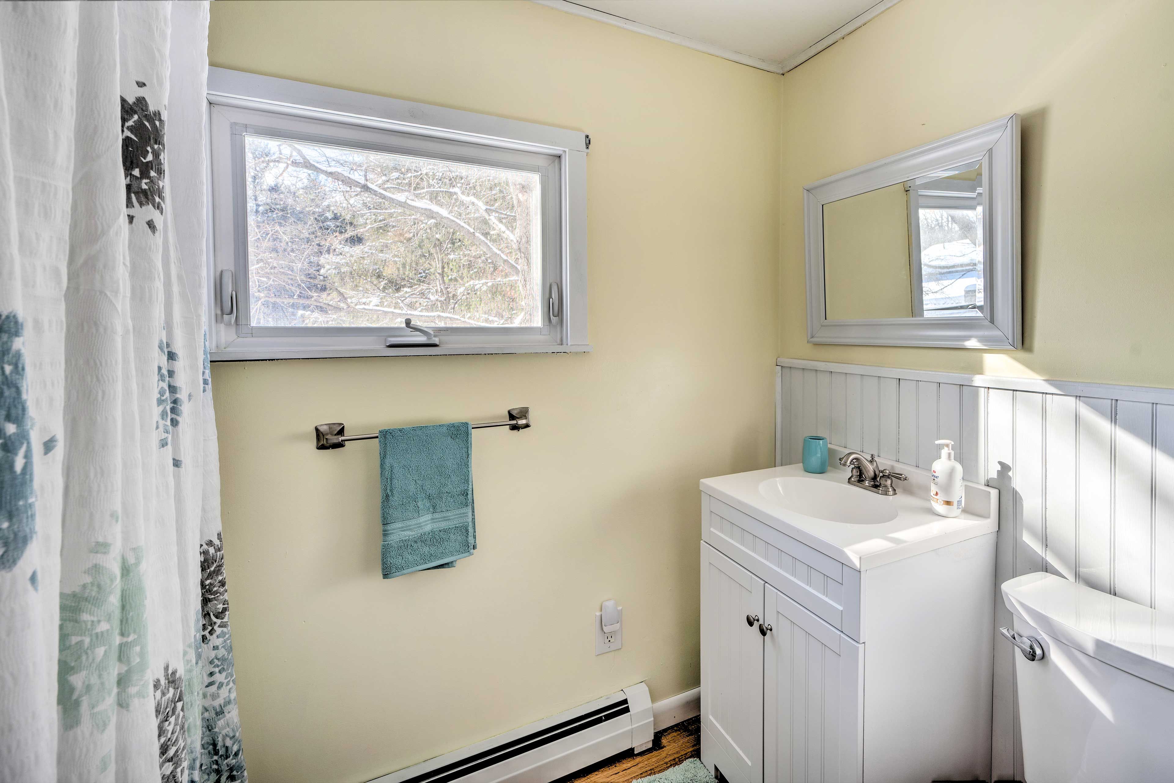 Full Bathroom | Hair Dryer | Towels Provided