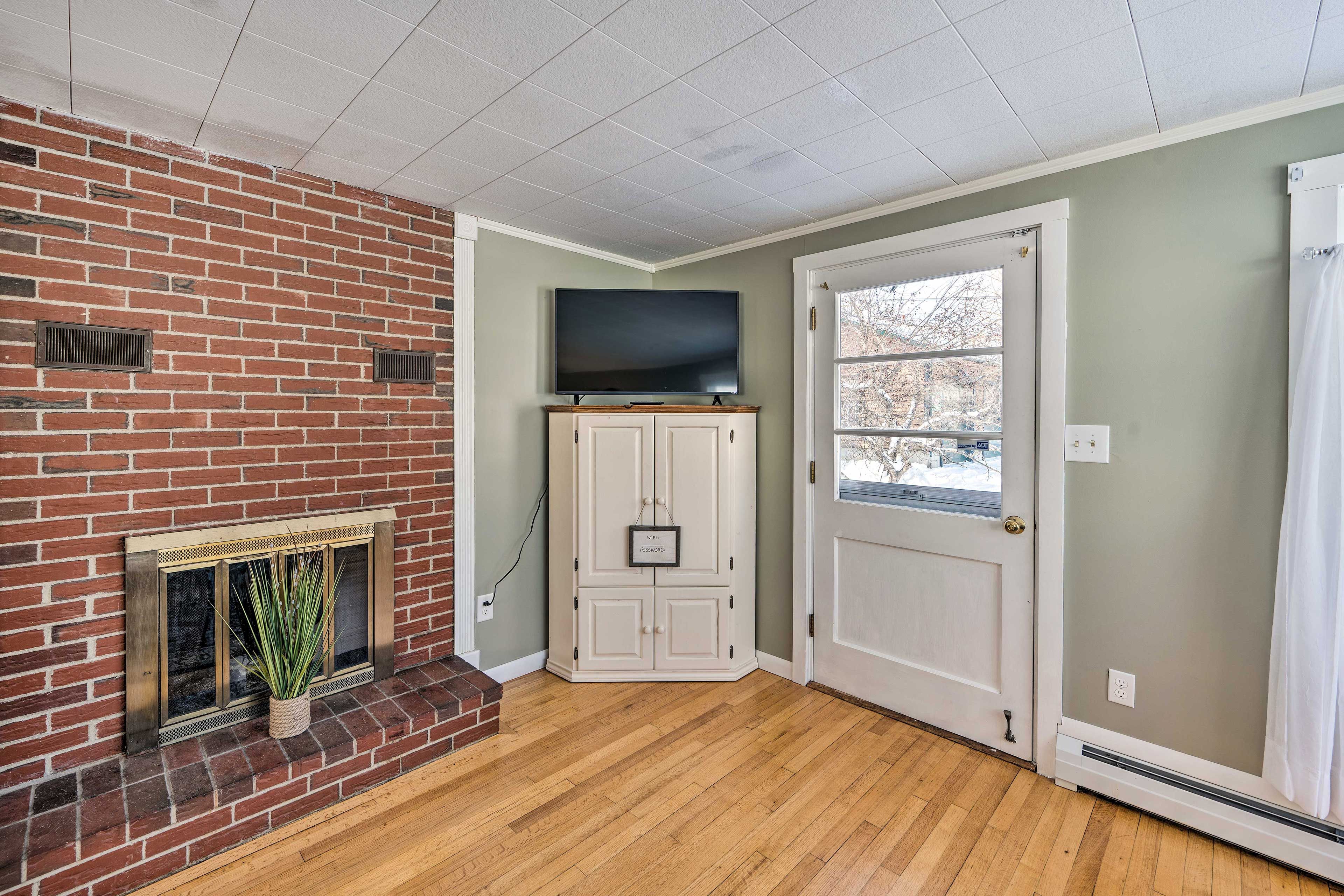 Living Room | Roku Smart TV | Front Entrance