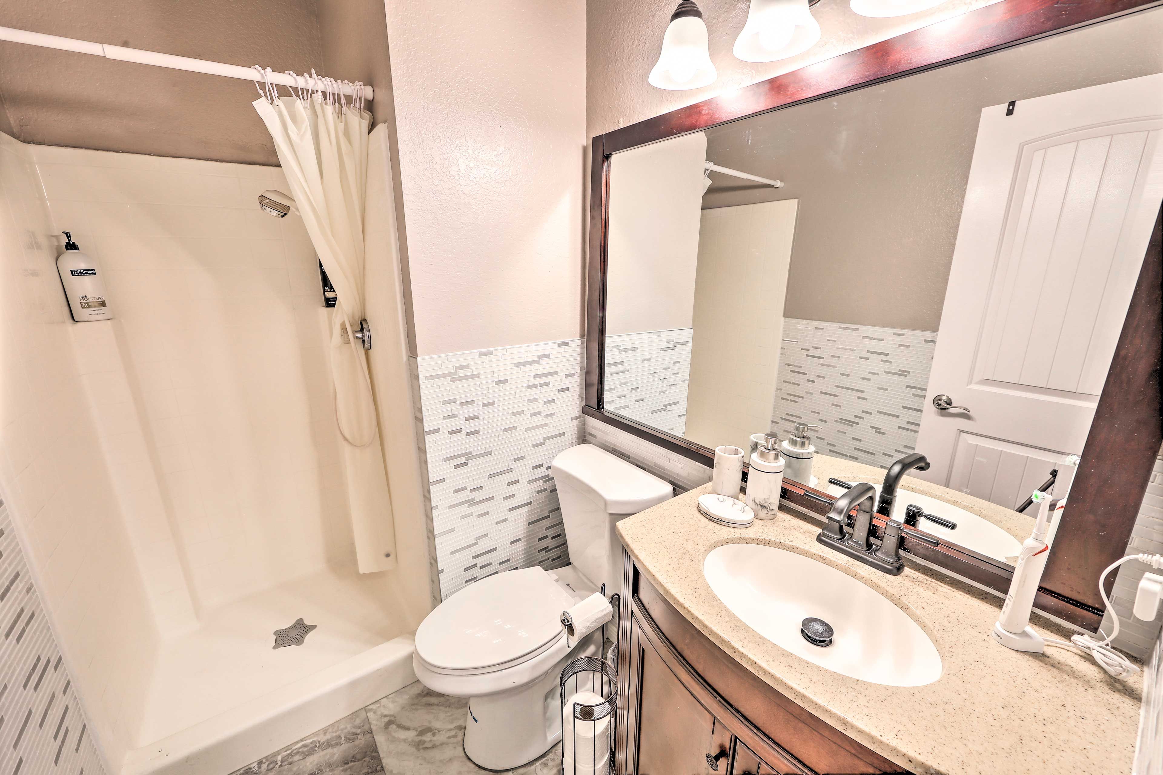 Full Bathroom | Main Level | Towels Provided