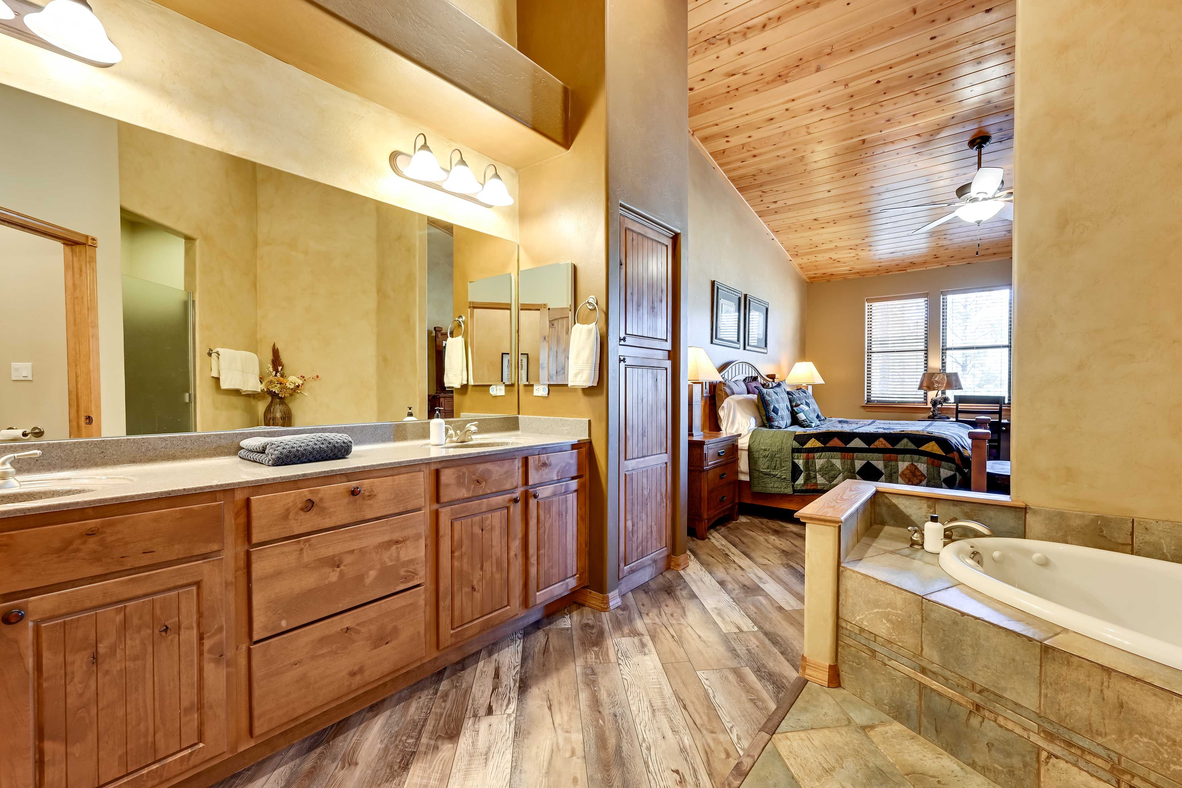 En-Suite Bathroom | Towels & Linens Provided