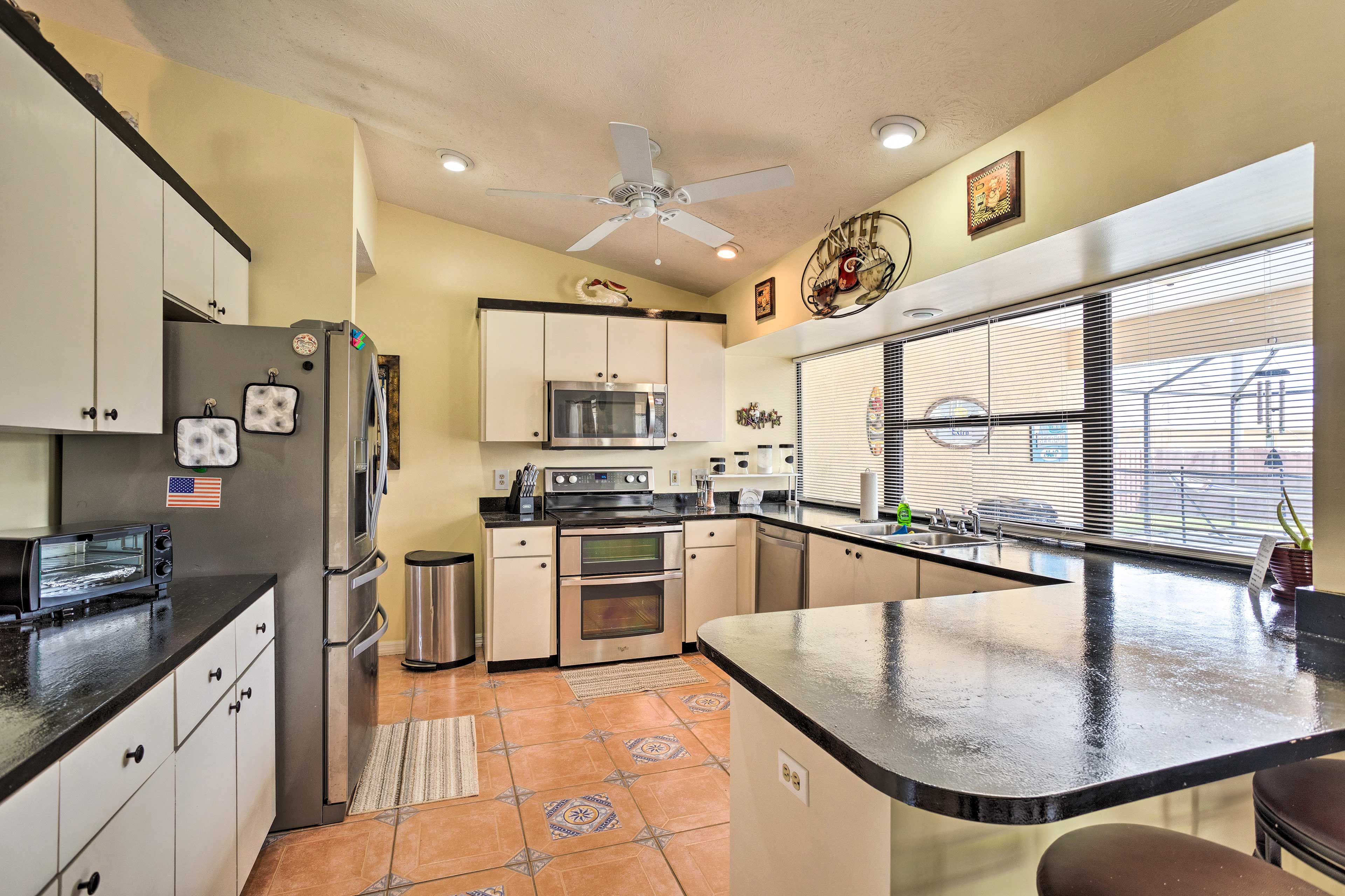 Kitchen | Fully Equipped w/ Cooking Basics