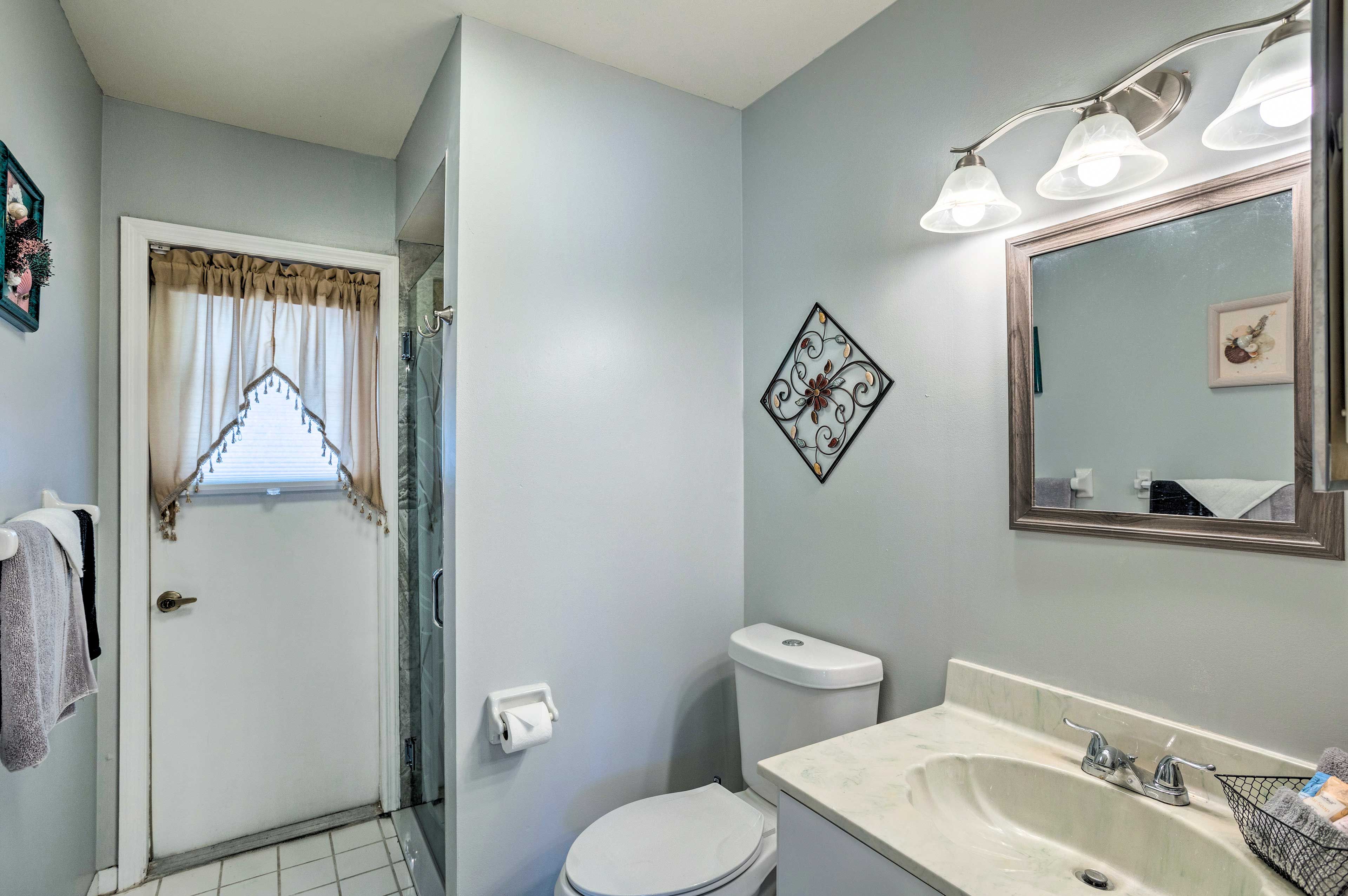 Full Bathroom | Towels Provided
