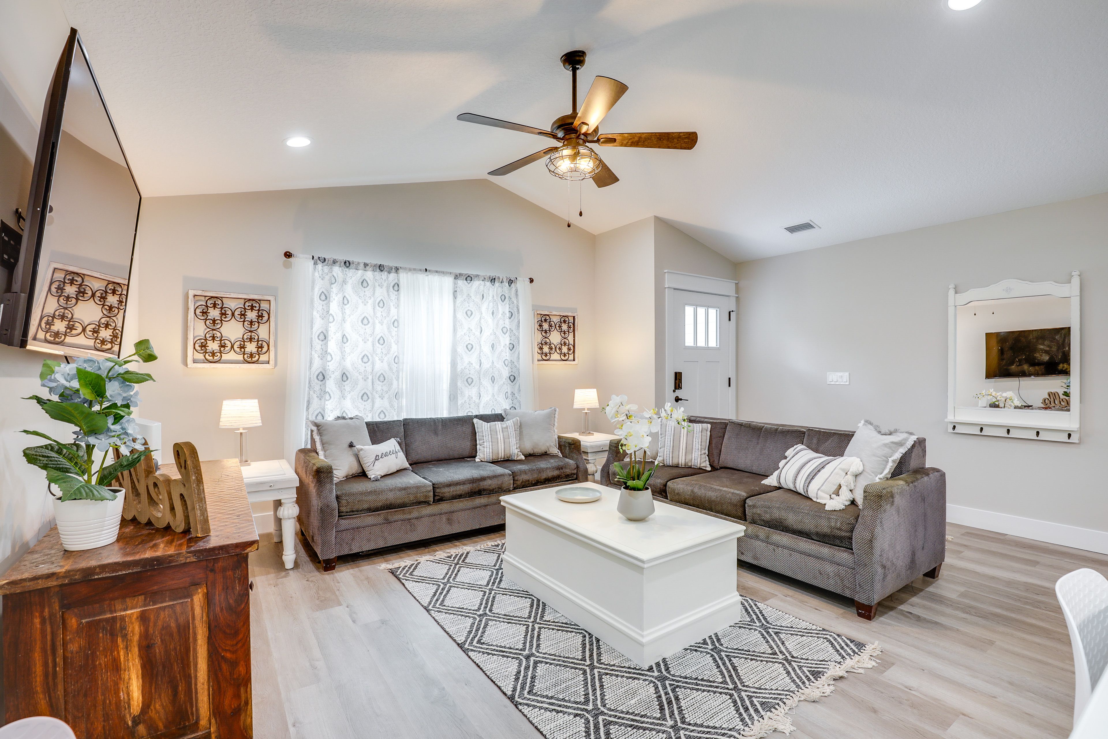 Living Room | Sleeper Sofa | Free WiFi | Smart TV | Central A/C & Heating