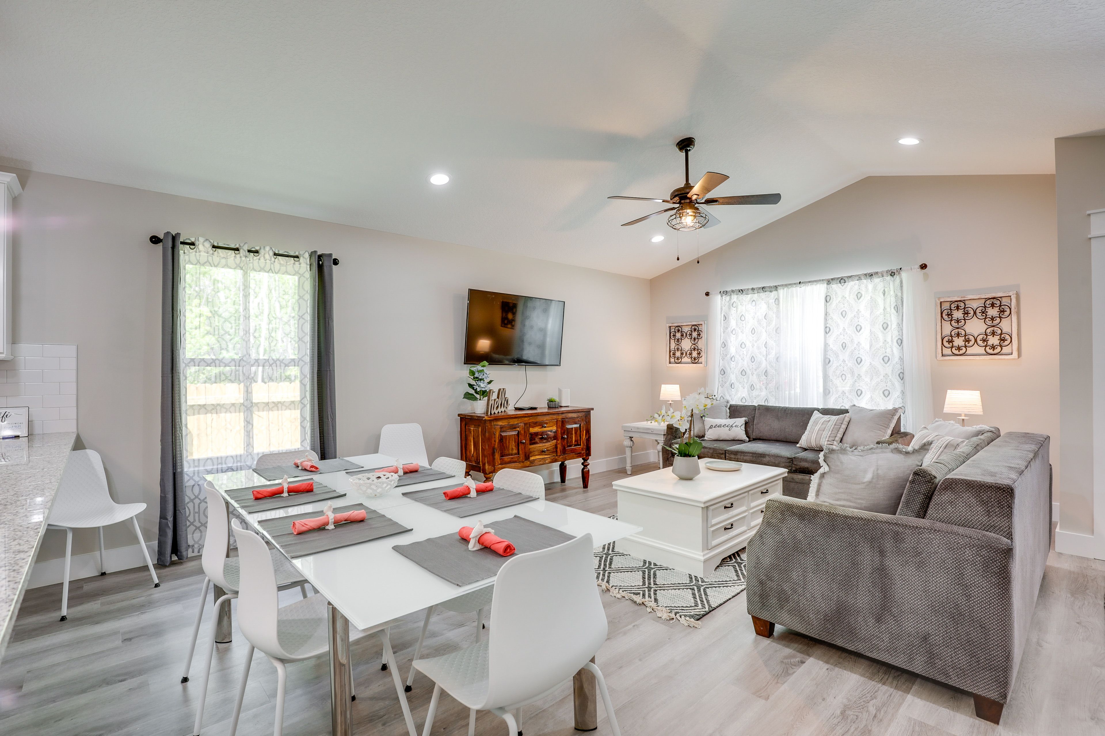 Dining Area | Dishware/Flatware Provided