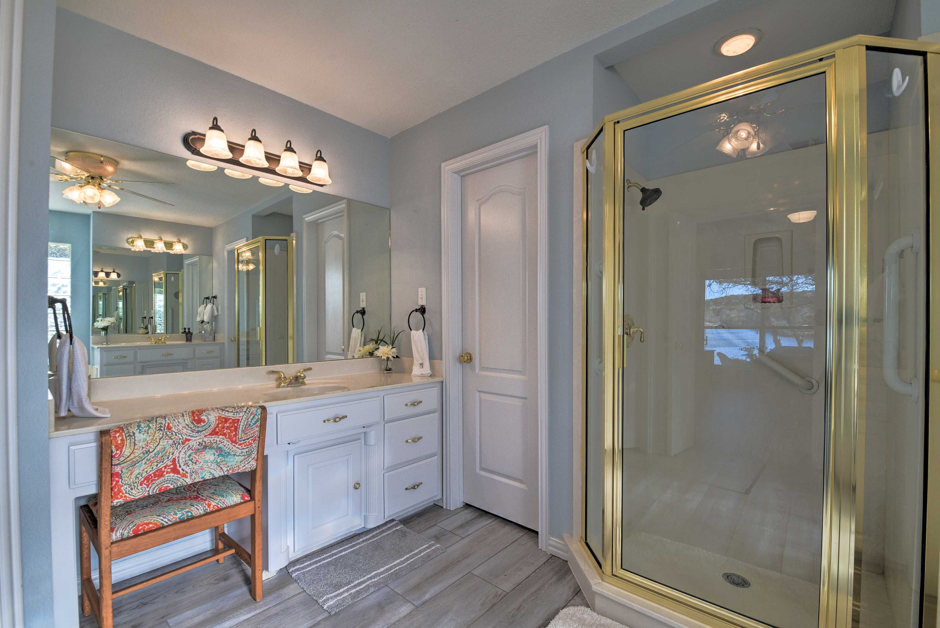 En-Suite Bathroom | Towels Provided | Hangers