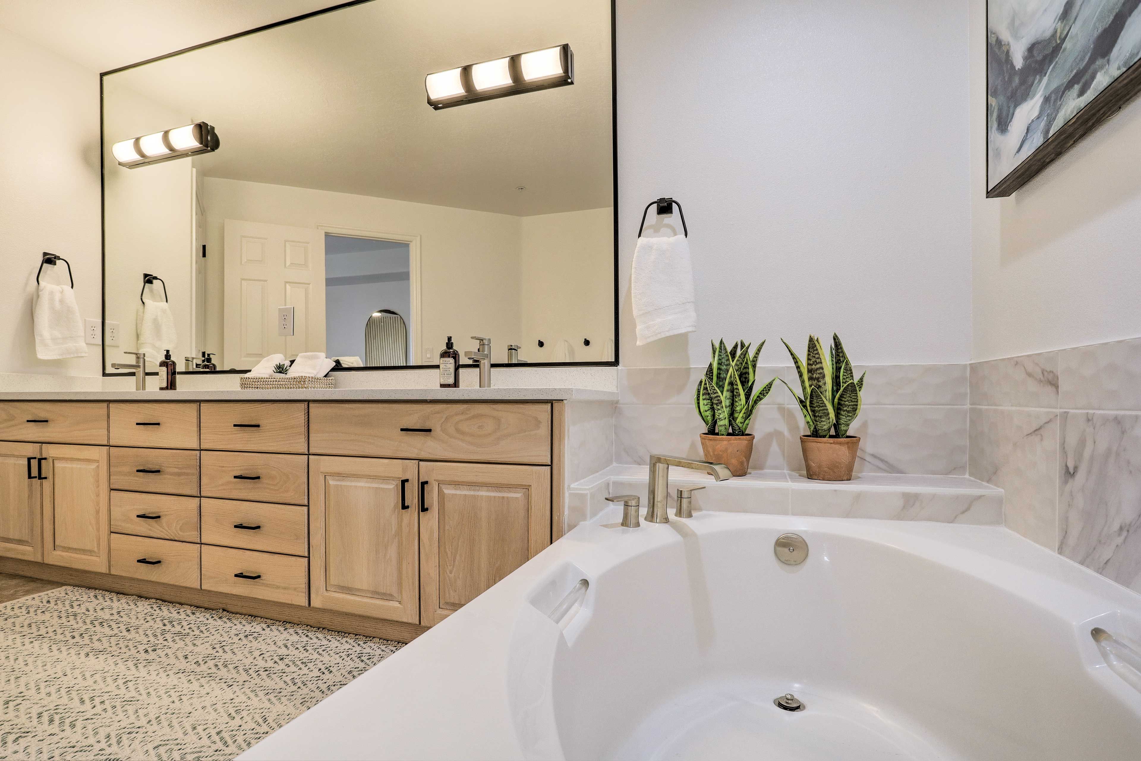 Full En-Suite Bathroom | Towels Provided