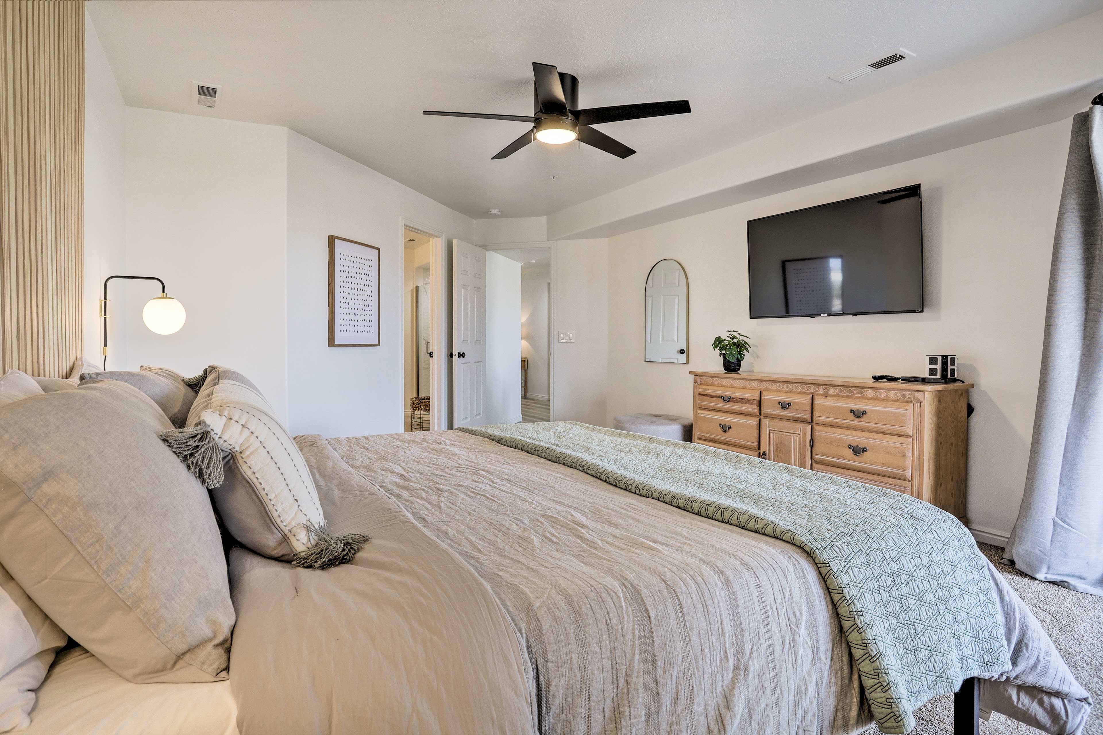 Bedroom 1 | Smart TV w/ Cable