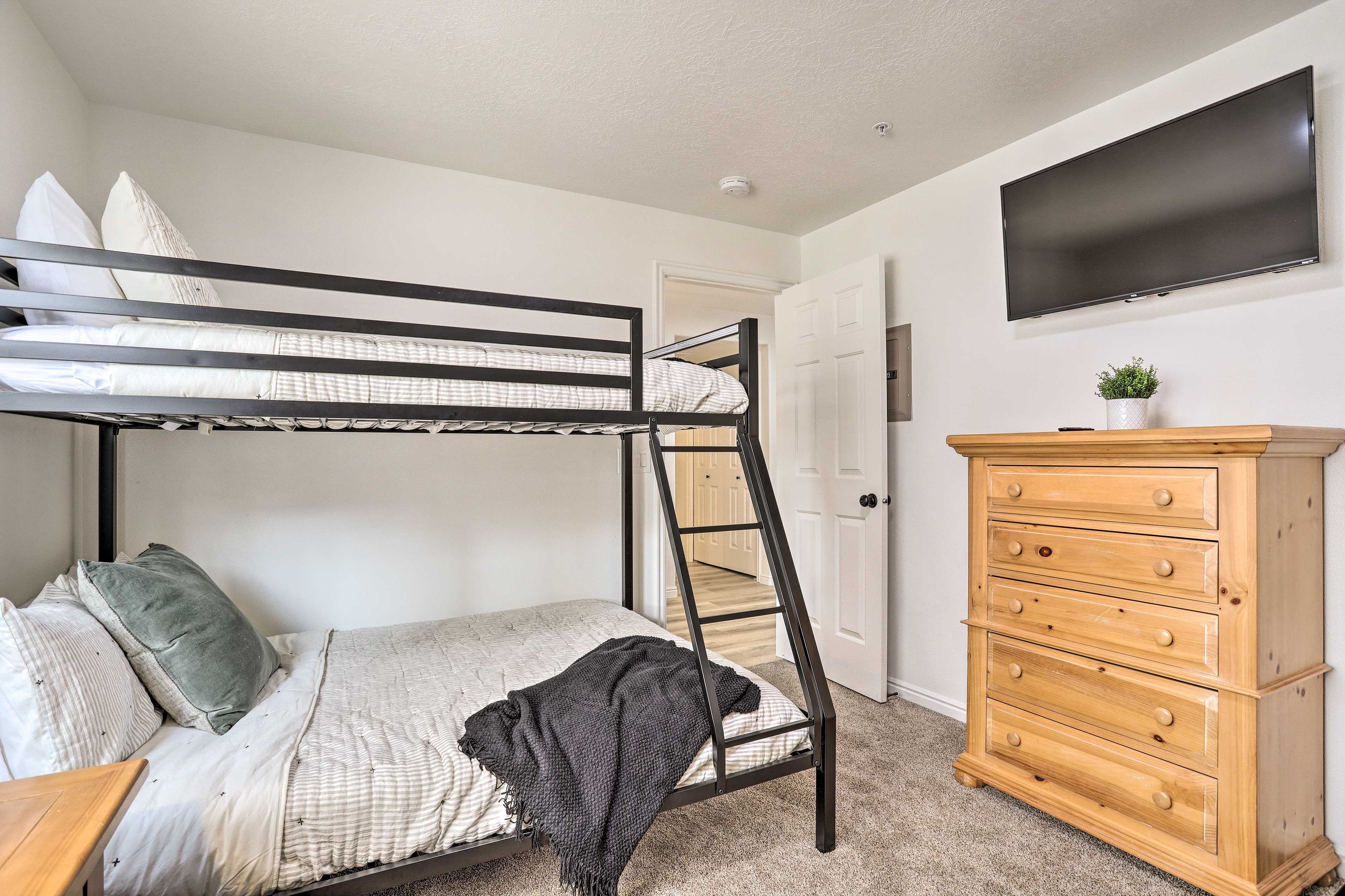 Bedroom 3 | Smart TV w/ Cable