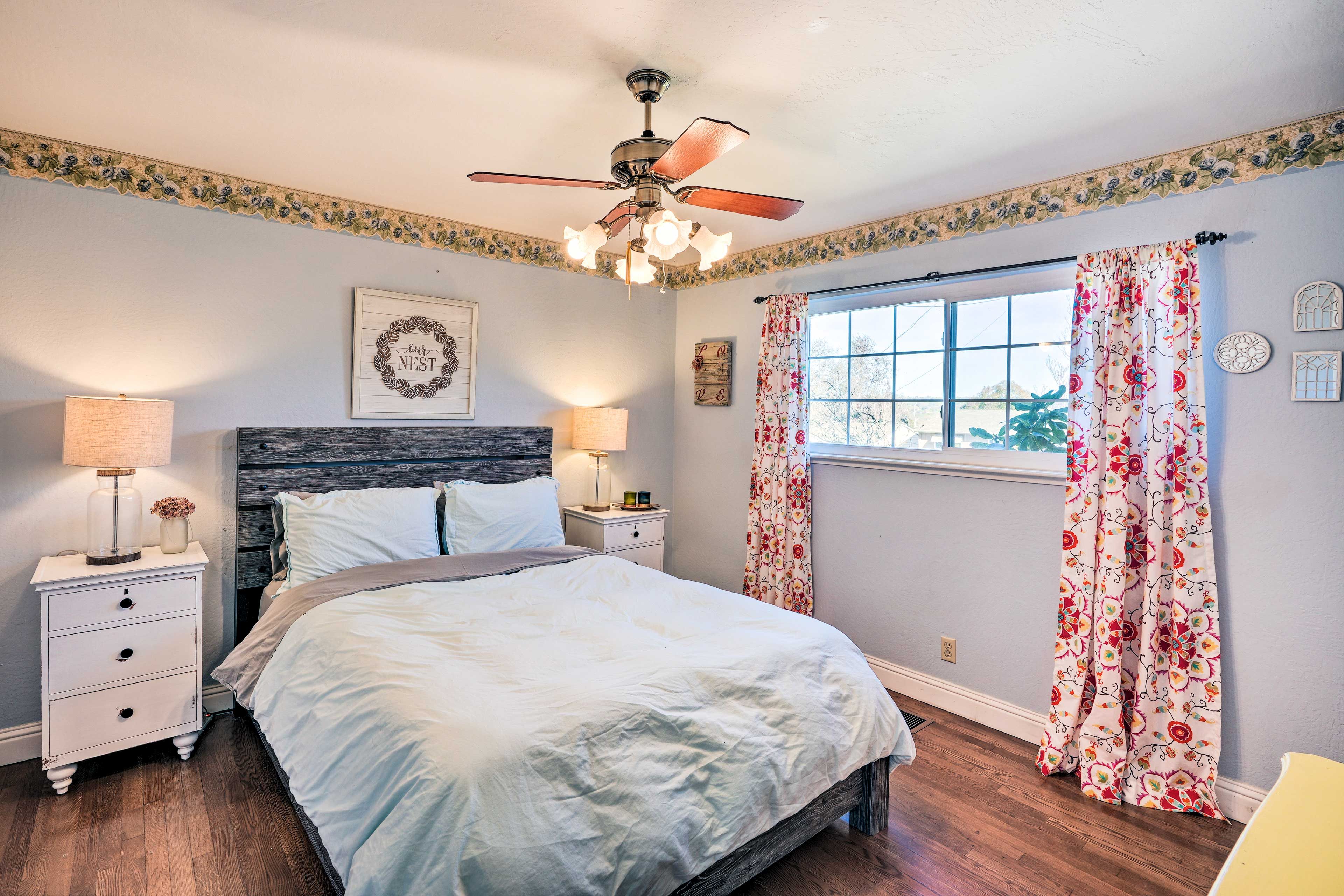 Bedroom 1 | Queen Bed
