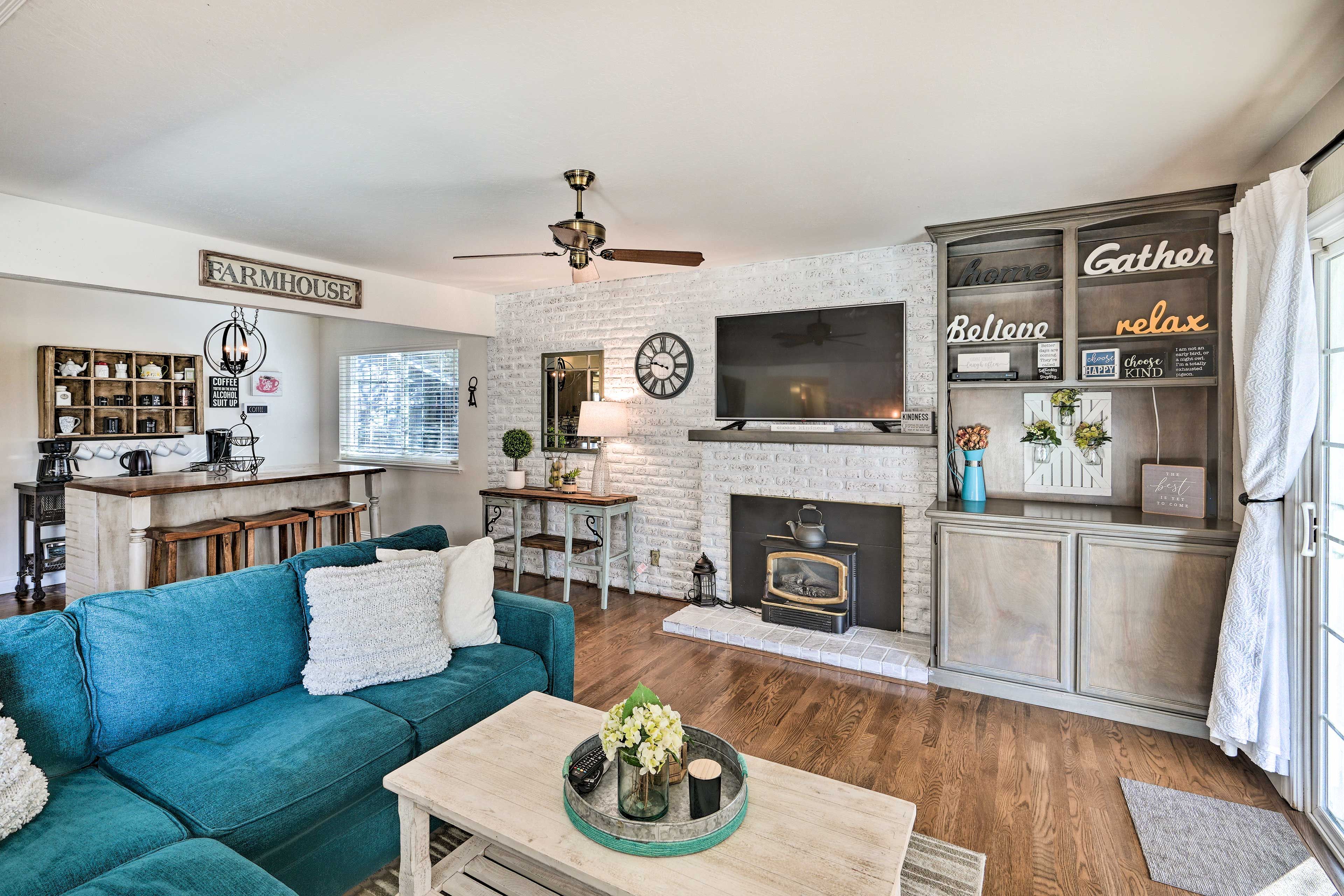 Living Room | Fireplace (Decorative Only)