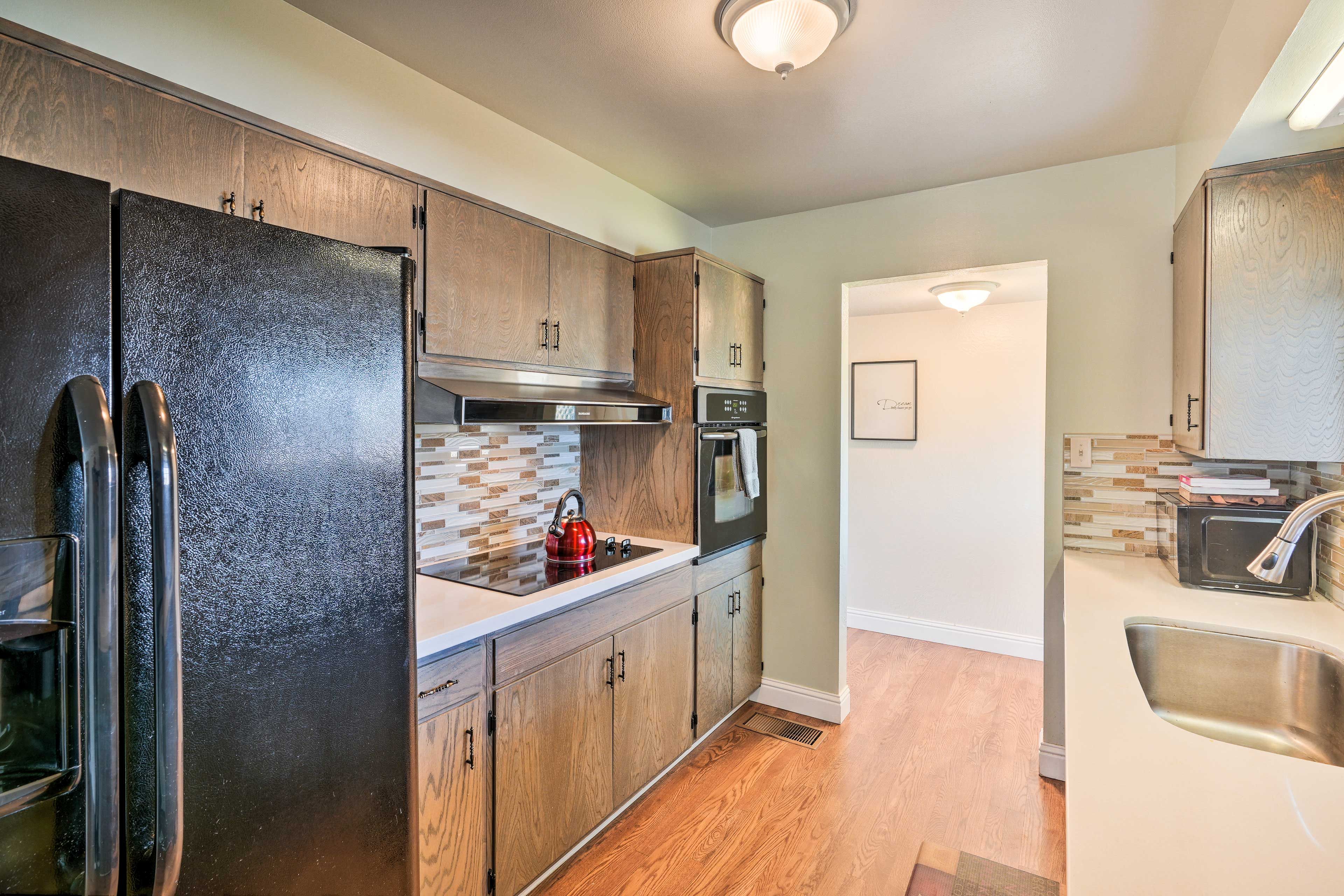Fully Equipped Kitchen | Dishware & Flatware