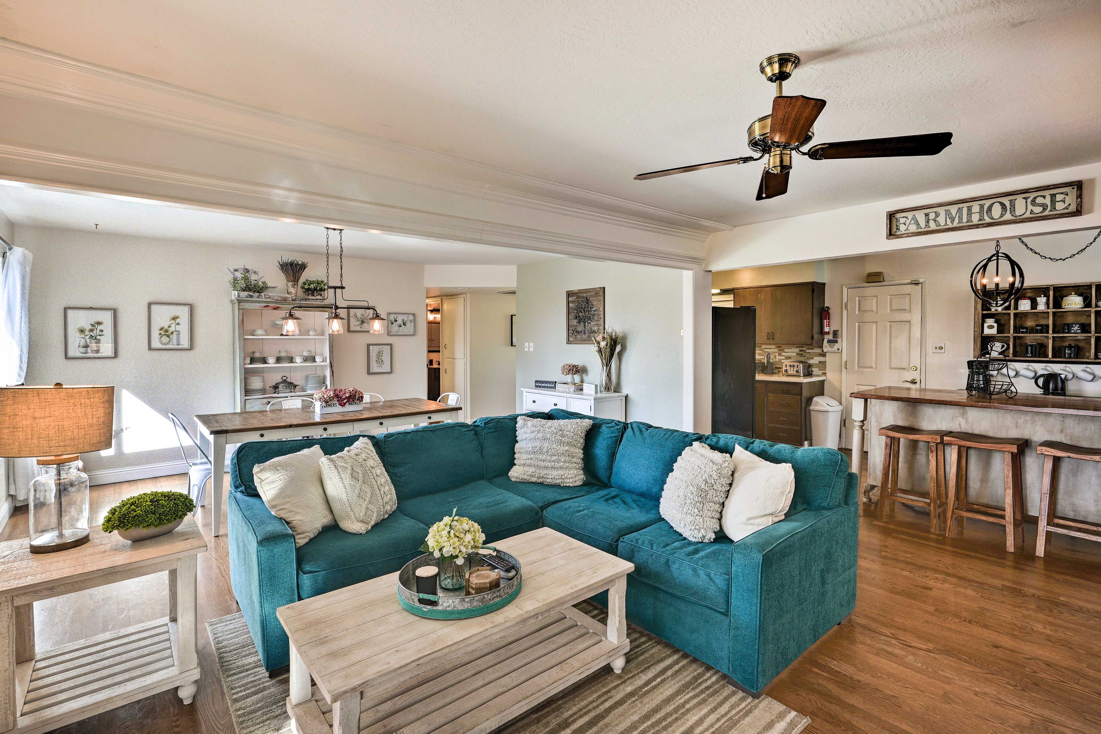 Living Room | Smart TV | Linens Provided