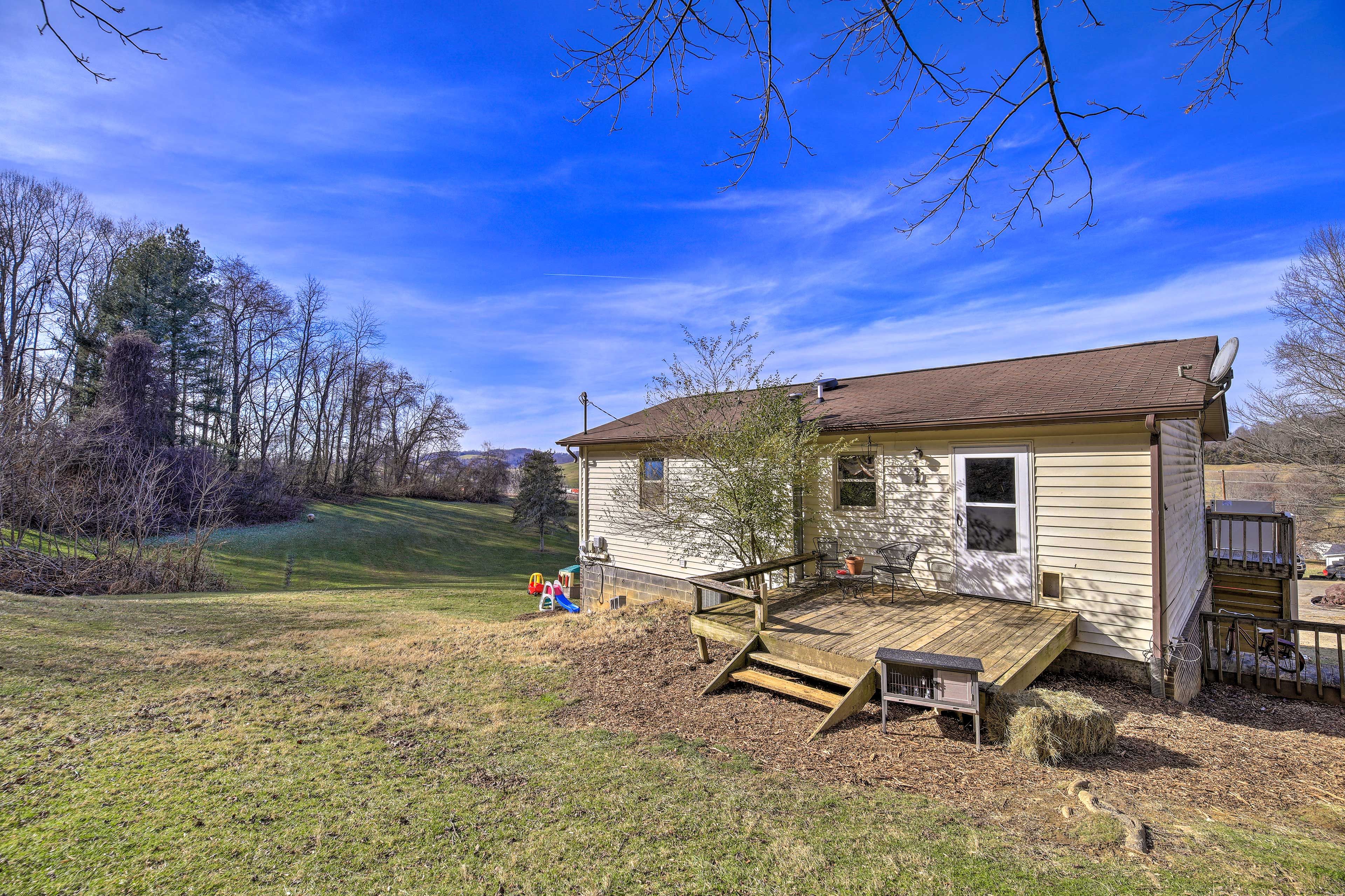 Meadowview Vacation Rental | 2BR | 1BA | Stairs Required to Access | 1,000 Sq Ft