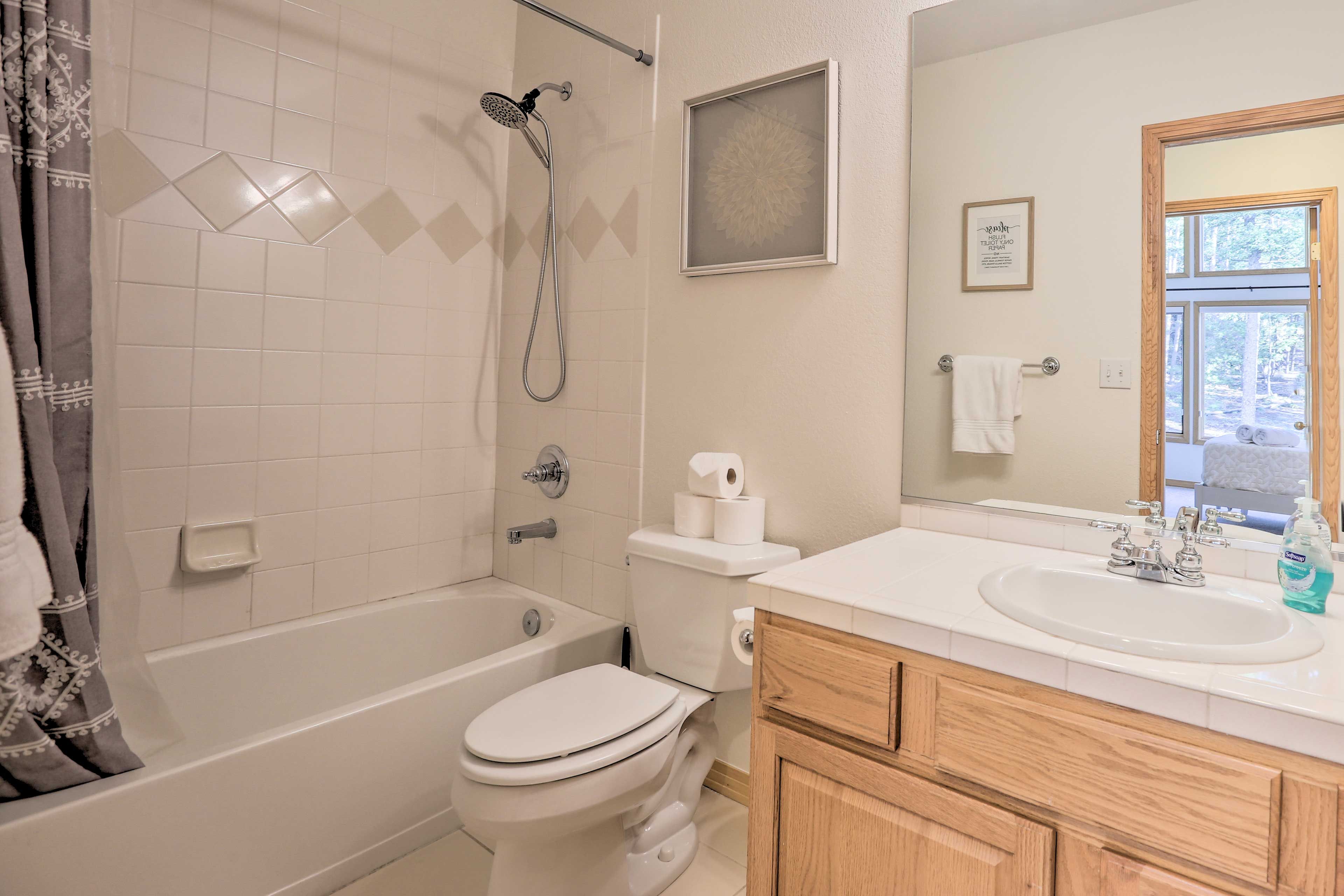 Full Bathroom | Towels Provided