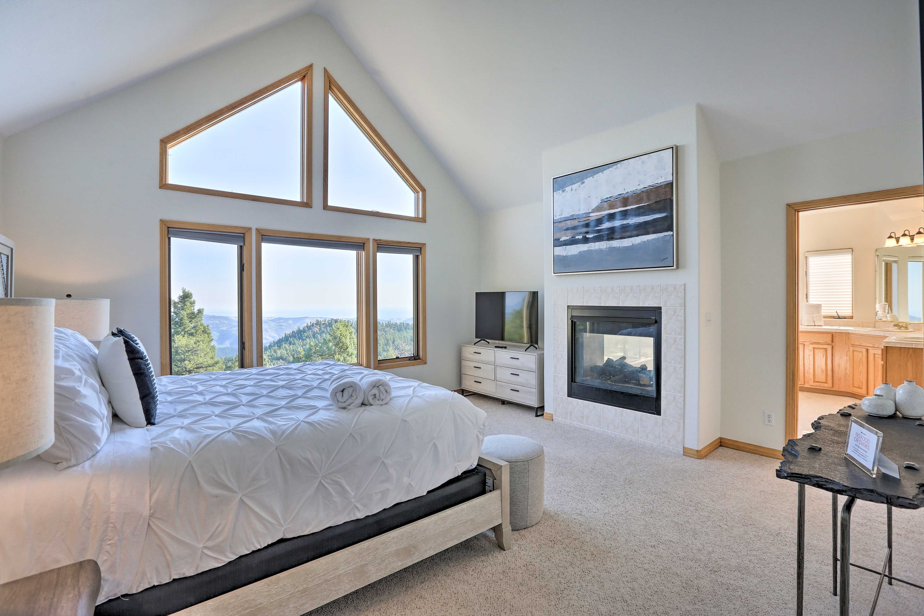 Bedroom 1 | King Bed | 2nd Floor | En-Suite Bathroom | Gas Fireplace