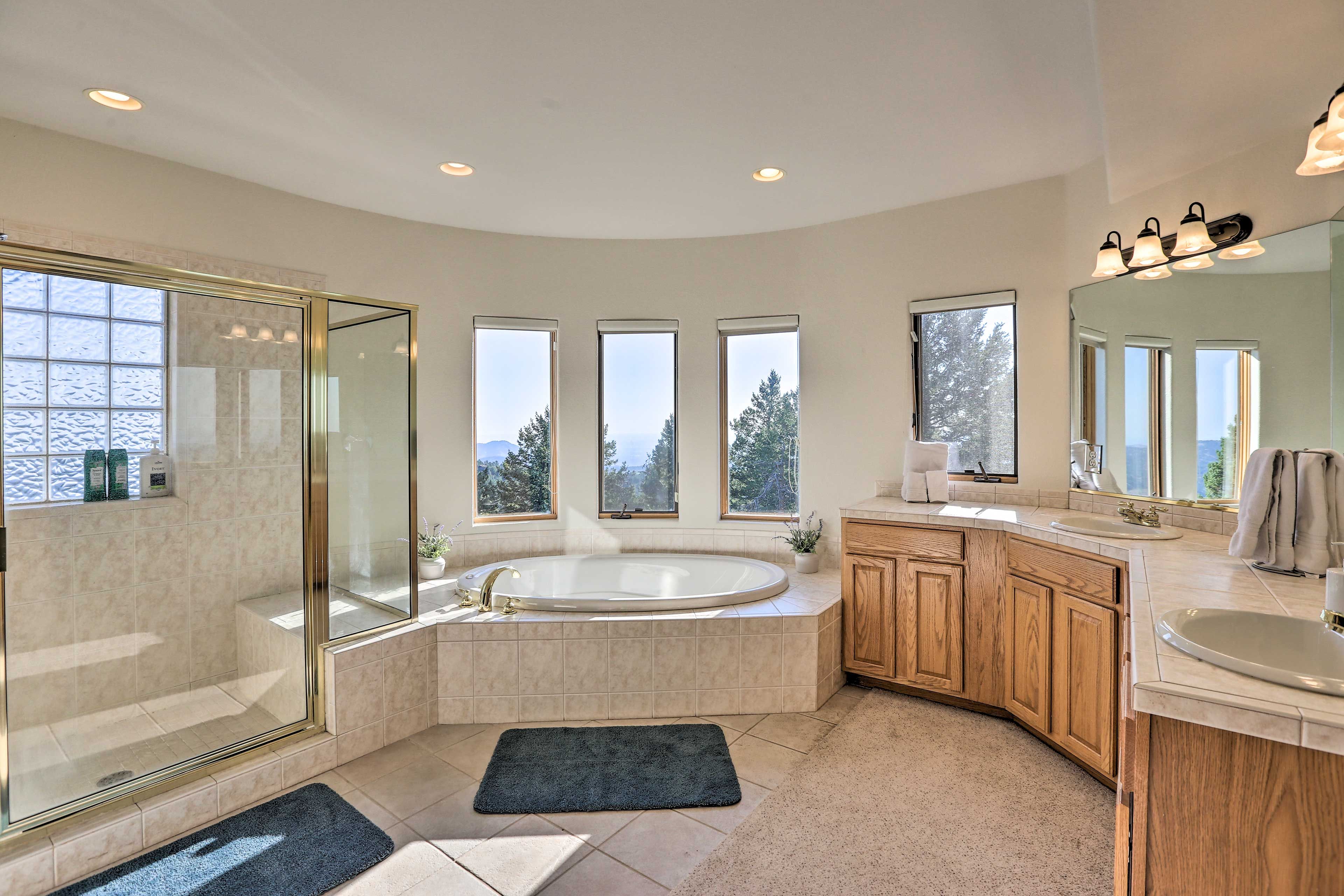 En-Suite Bathroom | Jetted Tub | Mountain Views