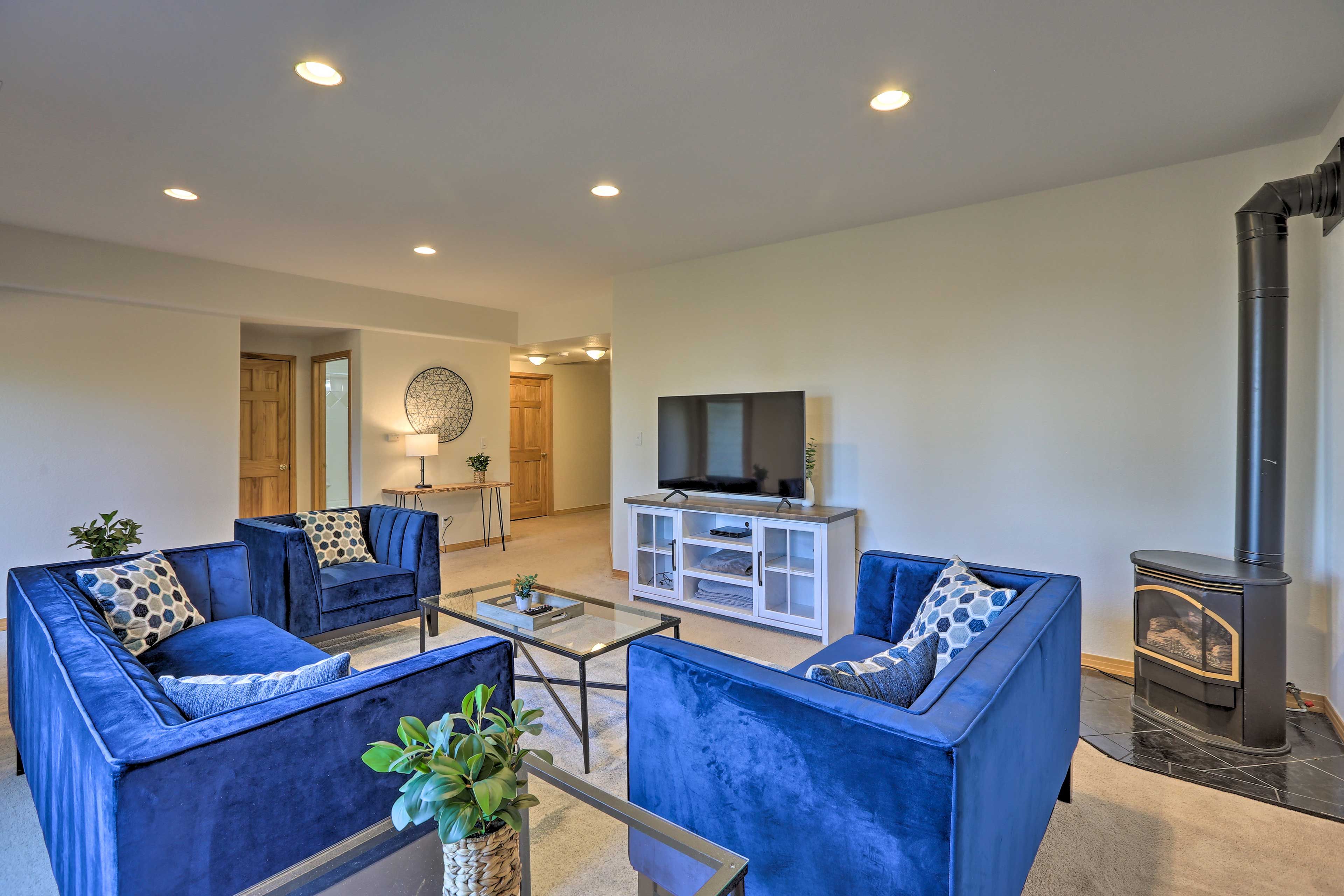 Family Room | Smart TV | Gas Fireplace | Lower Level
