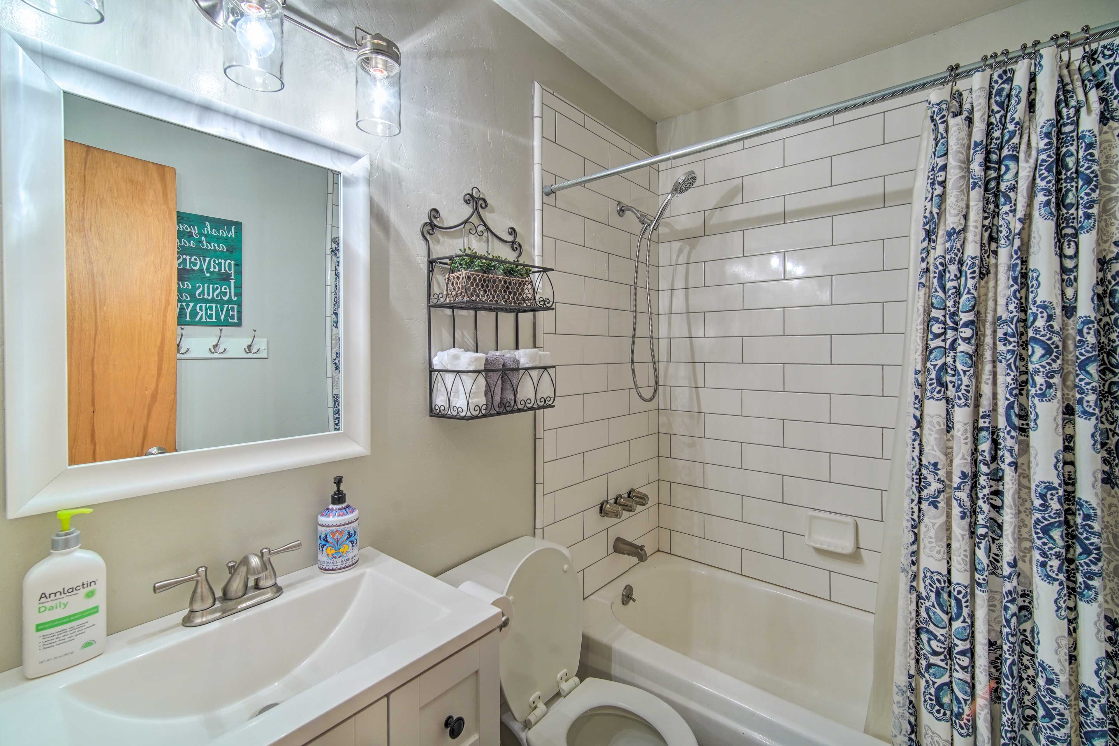Full Bathroom | Complimentary Toiletries