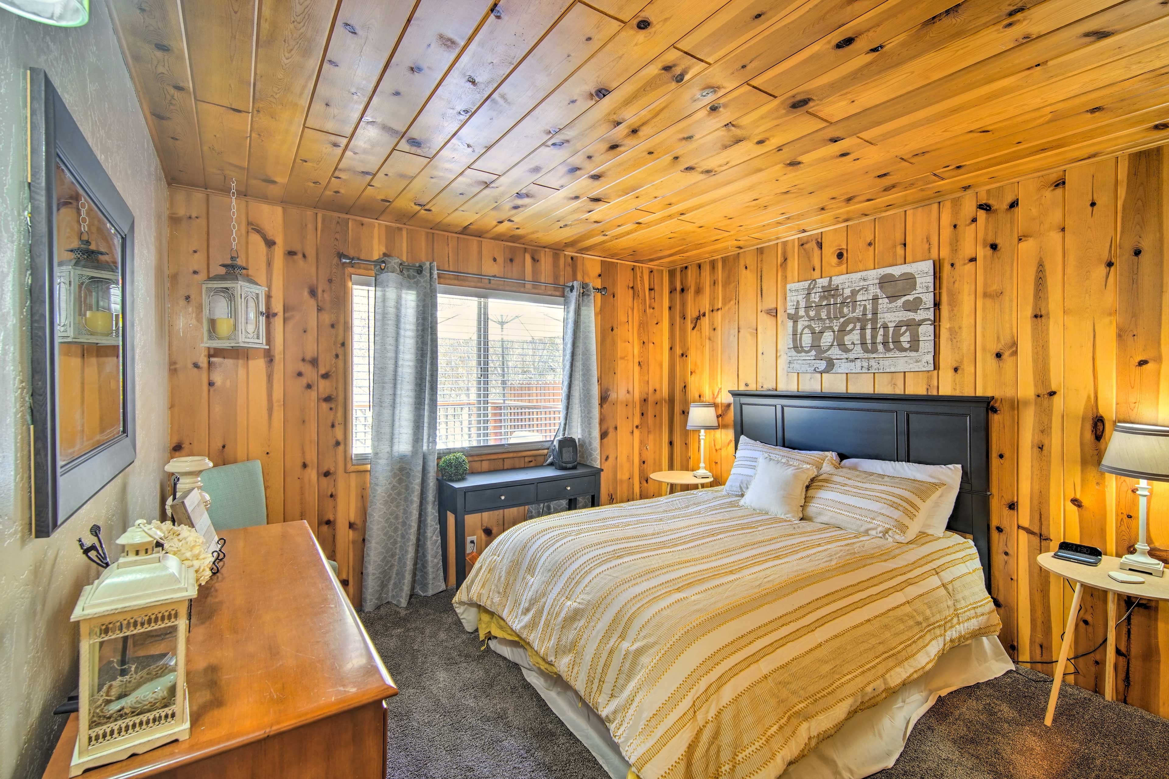 Bedroom 1 | Queen Bed