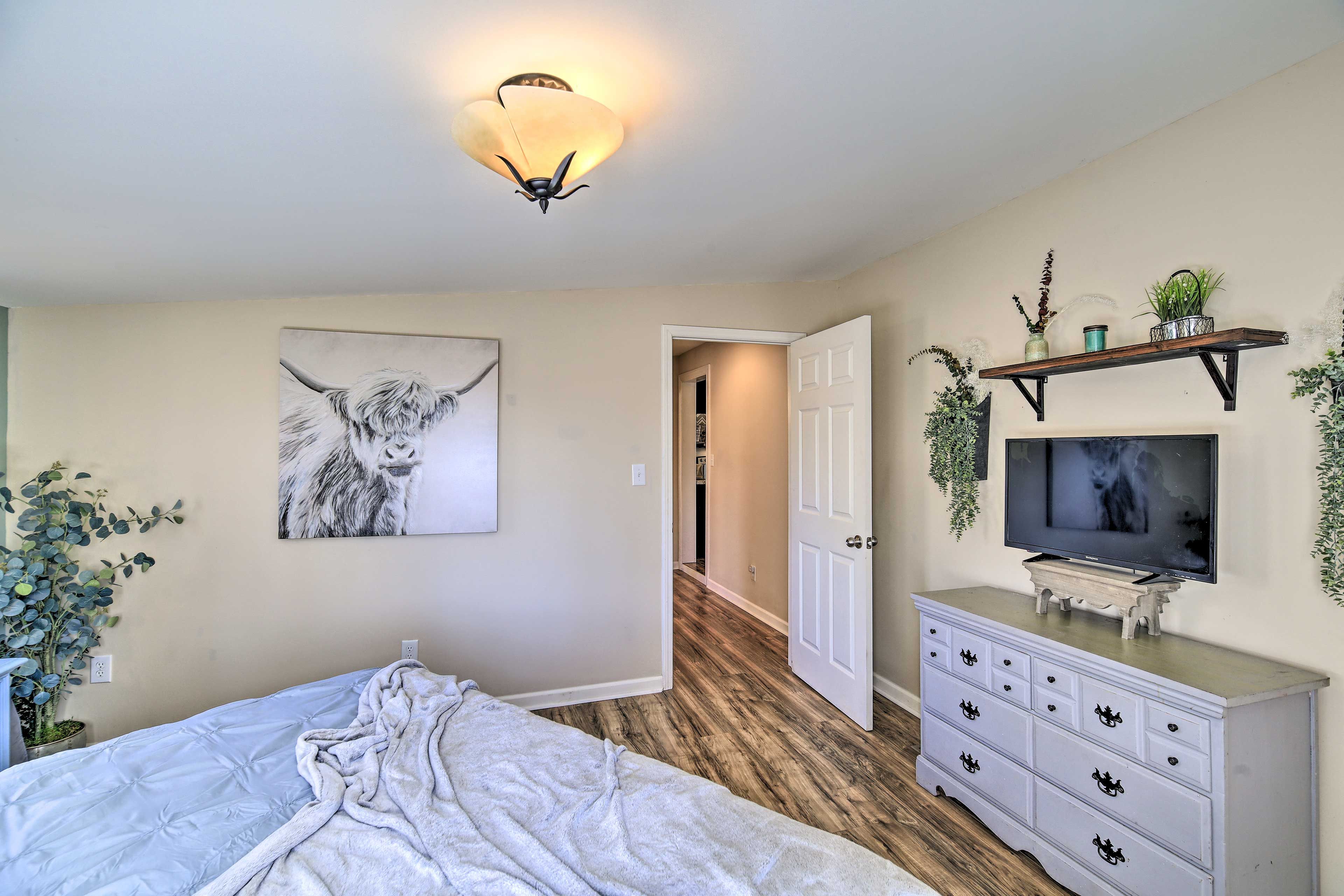 Bedroom 1 | Flat-Screen TV