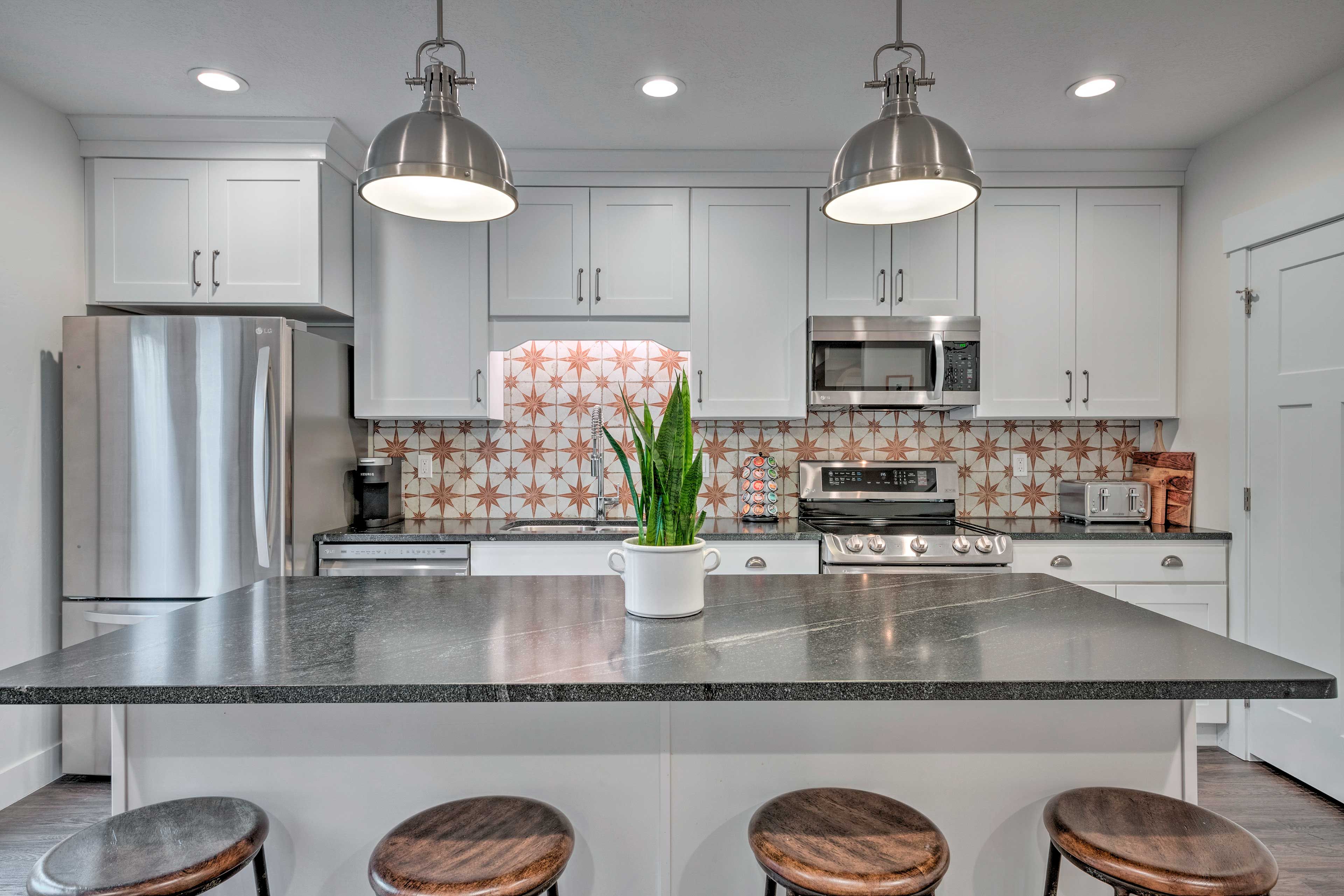 Kitchen | Keurig Coffee Maker | Toaster | Ice Maker